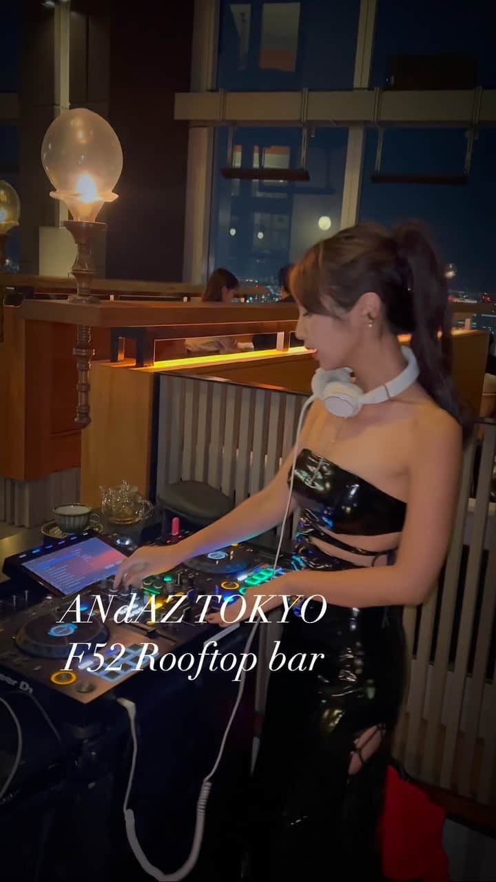 のインスタグラム：「平日ですが、今夜もアンダーズに居ます🎧🎧❤️‍🔥 (ネットで衣装買ったらSM嬢みたいなドレス届いた😂)  #andaztokyo #アンダーズ東京 #dj #djing #dj動画  #djlifestyle」