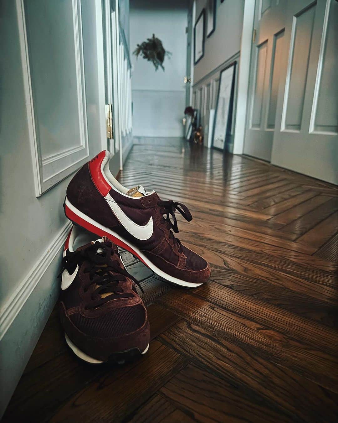 白澤貴子のインスタグラム：「My memorable shoes are gift for you now.  立ち上げ時からずっと携わらせていただいている、日常の身近なことから環境についてできることを考えるBEAMSのコンテンツ、「つづく服。」が２周年を記念して遂にリアルイベントを開催することとなりました。  コンセプトは「モノを売らないお店」。 モノとモノの交換を行える場を10/20(金)から22(日)まで、原宿にオープンします。  私がここでお譲りしたいのは、NIKEのスニーカー。(Size24cm)  実はこのスニーカー、数年前に乗馬で骨折をしてヒールを履くことができなくなった時、セレクトショップに駆け込んで一目惚れしたもの。 普段あまり取り入れていないアイテムだけに、手持ちの服と合わせても違和感のないデザインにすぐ巡り会えたのは奇跡としか言いようがありませんでした。 足元に視線を落とすとレディなバーガンディカラーが目に入ることは気分をあげてくれていた要素のひとつ。 憂鬱な骨折生活を軽やかな気分で乗り越えられたのはこのスニーカーのおかげだったのかもしれません。 すっかり治ってしまった今、次は日常的にスニーカーを履く方の手に渡り、毎日を素敵に彩ってくれたなら…。 しばらく眠っていたこのスニーカーが再び輝く日々を妄想して、今からワクワクしています。 是非、貴女の大切な何かと交換をしに、会場に足を運んでみてください。  @beams_official #つづく服 #モノを売らないお店 #ビームス #BEAMS #PR」