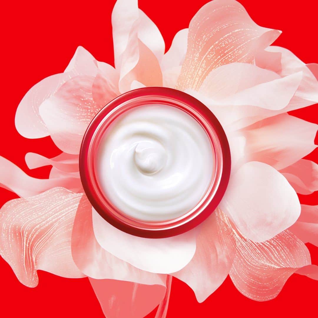 SK-II's Official Instagramのインスタグラム：「Reduce and prevent Aging Trigger Factor from the root with the power of PITERA™ combined in a game-changing formula with Kinren Bio Extract to protect skin from daily stressors and White Peony Root Extract to maintain skin elasticity, reduce roughness and plump up skin.  NEW SKINPOWER Advanced Cream acts like a power seed of youth to stimulate new skin regeneration and reduce signs of skin aging from the root.   #SKIISKINPOWERADVANCED #SKII」
