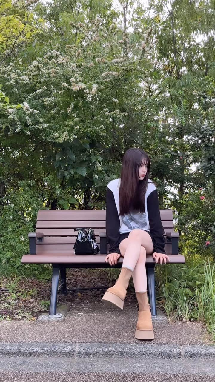 椎名亜美のインスタグラム：「UGGの季節がやってきた！⛄️🍁 UGGの新作Dipperを履いてお散歩してきた👣 UGGには魅力的なブラットフォームシューズがたくさんあって、Dipperは履くだけでトレンド感を取り入れることができるアイテムなんだよ☺️♡ 軽くて歩きやすい上に足を綺麗に見せてくれる長さになってるから脚出しもコーデがしやすい🥰   UGGシーズンでは賞品が当たるプレゼントキャンペーンも開催中だから、ぜひ参加しよー^. .^ ੭ キャンペーン詳細：https://www.ugg.com/jp/ugg-season/ #UGGシーズン#UggSeason#UggJapan#UGG#pr」