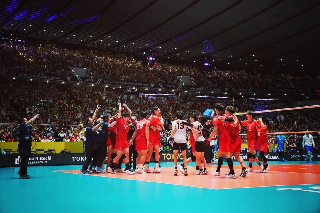 石川祐希さんのインスタグラム写真 - (石川祐希Instagram)「. .   オリンピック予選終了。 そして、今シーズンの代表活動終了。  今シーズンもたくさんのご支援、ご声援ありがとうございました。  VNL3位、アジア選手権優勝、パリオリンピック切符獲得。  とても充実した代表期間であり、とても楽しかったです。  まだまだ強くなってまた来年皆さんの前でもっと強い日本チームを見せたいと思います。  来シーズンの日本代表もお楽しみに☺️  最高でした✌️」10月10日 19時58分 - yuki_ishikawa_official