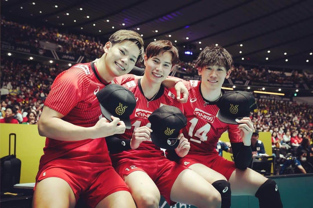 石川祐希さんのインスタグラム写真 - (石川祐希Instagram)「. .   オリンピック予選終了。 そして、今シーズンの代表活動終了。  今シーズンもたくさんのご支援、ご声援ありがとうございました。  VNL3位、アジア選手権優勝、パリオリンピック切符獲得。  とても充実した代表期間であり、とても楽しかったです。  まだまだ強くなってまた来年皆さんの前でもっと強い日本チームを見せたいと思います。  来シーズンの日本代表もお楽しみに☺️  最高でした✌️」10月10日 19時58分 - yuki_ishikawa_official