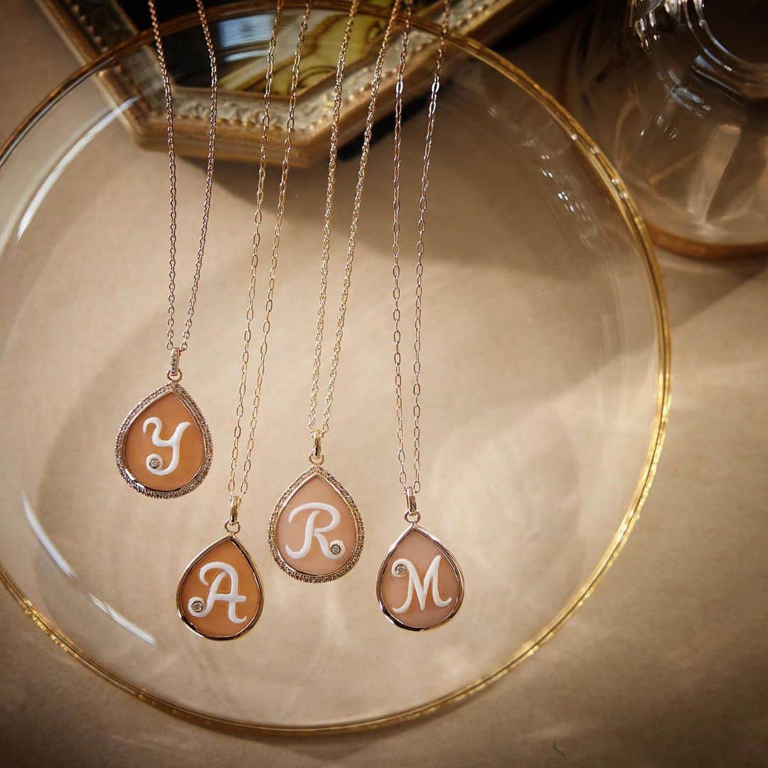 ヴァンドーム青山さんのインスタグラム写真 - (ヴァンドーム青山Instagram)「. Personalized Jewelry -Initial Cameo Necklace-  パーソナライズドイニシャルコレクションから、創業50周年のアニバーサリーイヤーを記念したシェルカメオのネックレスが新たに登場しました。  イタリアのベテラン職人が一つずつ丁寧に彫刻したアルファベットは、ヴァンドーム青山のオリジナルフォントデザイン。 カメオの表面には、K18イエローゴールド台にセッティングされたダイヤモンドがイニシャルを装飾し、柔らかな天然の貝の質感に硬質な輝きを添えています。  別売りのチェーンで、お気に入りのスタイルが楽しめます。  #vendomeaoyama #ヴァンドーム青山 #ヴァンドーム青山50ans #イニシャルネックレス  #イニシャルジュエリー  #カメオネックレス  #jewelry #accessory  #ジュエリー好きな人と繋がりたい  #お守りジュエリー #記念日ジュエリー #アニバーサリージュエリー #パーソナライズドジュエリー」10月10日 19時59分 - vendomeaoyama_official