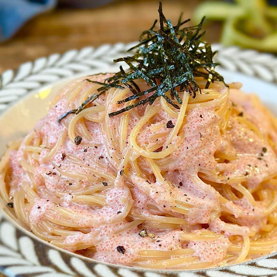 しにゃのインスタグラム：「今日は簡単なのにめちゃくちゃ美味しい、濃厚たらこクリームパスタをご紹介します🤗✨ 生クリームとバターのコクとたらこのうま味に、めんつゆベースの和風の味付けが最高です😋💕 生クリームを使わないレシピもありますが、せっかく作るならより濃厚でクリーミーに仕上がるこちらのたらこクリームパスタがオススメですよ🙌🏻 それでは作り方をご紹介します✨        簡単和えるだけ♬ 濃厚たらこクリームパスタ♬  【材料】２人分 ◎スパゲッティ(乾燥)・・・２００g ◎たらこ・・・１００g ◎生クリーム・・・・１８０ml(お安いやつでOK) ◎めんつゆ(濃縮２倍)・・・大さじ２ ◎しょうゆ・・・小さじ１ ◎バター・・・２０g ◎レモン汁・・・小さじ１(ポッカレモンでOK) (茹で用) ◎水・・・１５００ｍｌ ◎塩・・・小さじ１．５ (お好みで) ◎刻み海苔・・・適宜 ◎ブラックペッパー・・・適宜      【作り方】 １．鍋に水1500mlと塩小さじ１.５を入れて沸騰させ、パスタを表記時間茹でます。   ２．大きめの耐熱ボウルに生クリーム、めんつゆ、しょうゆを加え、レンジ(600W)で２分加熱します。   ３．ボウルにたらこ、バター、レモン汁、茹で上がったパスタをボウルに加えて絡めます。   ４．器に盛り付け、お好みでブラックペッパー、刻み海苔を散らして完成です。    生クリームとバターのコクとたらこのうま味に、めんつゆベースの和風の味付けが最高です😋💕 お手軽なのにお店にも負けない絶品パスタになっていますのでぜひ作ってみてくださいね😆🙌🏻     より詳しいレシピはお手数ですがブログを見てください🤗✨ プロフィール欄のURL(@shinya6727 )、もしくはストーリーズのスワイプから飛べます😌✨  【お知らせ】 私の２冊目のレシピ本、「しにゃのやみつき！つまみ飯」重版されております🙌🏻 いつも応援してくださる皆さまのおかげです😂🙏 なるべくシンプルな食材や調味料、どこにでもある理器具を使って作れるやみつきレシピをまとめた１冊になっております📚 お料理が好きな方も苦手な方も楽しんでいただける内容になっています😊  いつも通りの鶏むね肉やもやし、厚揚げといった、リーズナブルでヘルシーな食材を使った大満足レシピを多数掲載してます🙌🏻 とにかく幅広い方のお役に立てるレシピ本となっていますので、多くの方に手に取っていただけたら嬉しく思います😌🙏 お買い求めはAmazon、楽天などのネット通販か、全国の書店で📚 どうぞよろしくお願いします😊 ・ ・ ・ #レシピ #recipe #簡単レシピ #料理 #cooking #おうちごはん #おうち飲み #たらこ #パスタ #pasta #たらこパスタ #おつまみ #簡単ごはん」