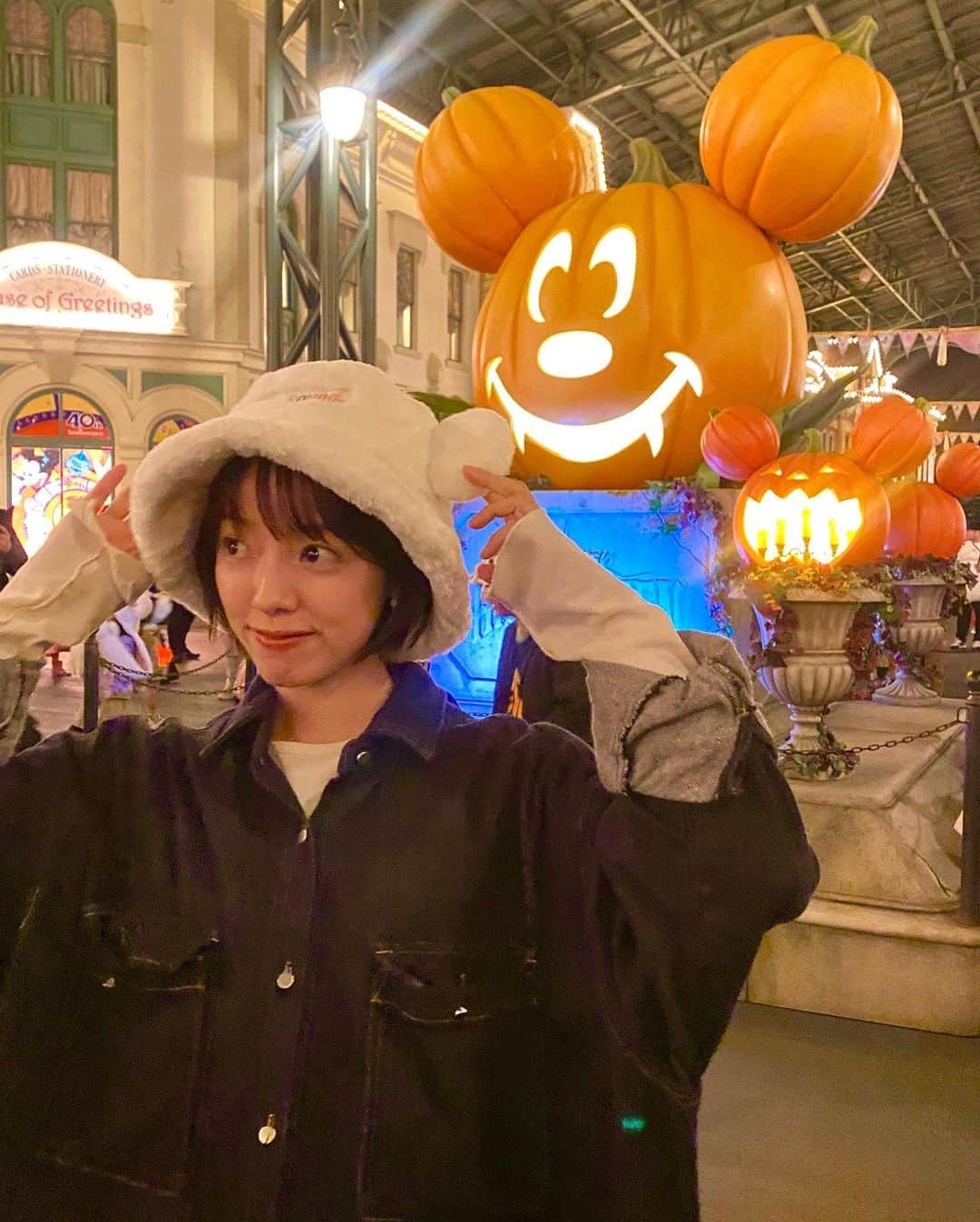 柳生みゆのインスタグラム：「数年ぶりのランド🐭🍯🎃 もこもこハットがあったかくてお気に入り☁️美女と野獣も、ベイマックスも乗りたいの10個以上ぜーんぶ乗って大満足☺️ #ディズニーランド#disneyland #ディズニーコーデ #ディズニーハロウィン　#ディズニーカチューシャ」