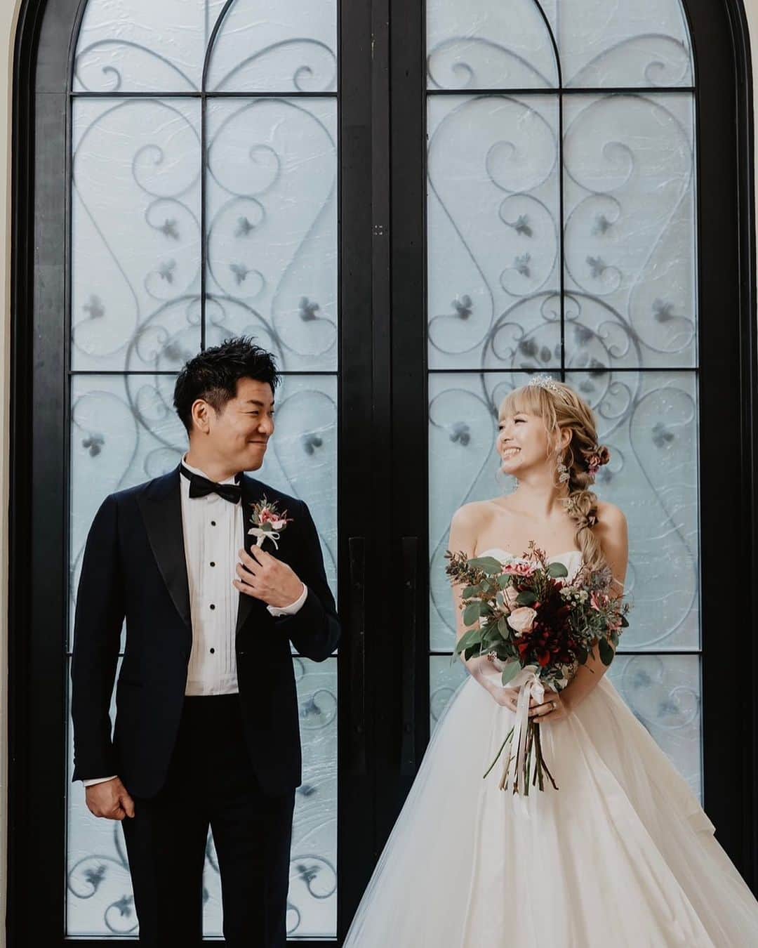 mirayのインスタグラム：「結婚三周年を迎えました👩🏼‍❤️‍👨🏻💕  お付き合いして半年で入籍したスピード婚で 心配もありましたが こんなにピッタリ合う人が居るもんなんだなぁと 改めて感心しています😂🫶  出会った頃の私は朝まで(昼まで)呑むのも当たり前 暴れん坊のはちゃめちゃで 生き急いでるように見えたらしいですw  もっと素敵になるはず、俺が変えてあげないとと 思ったと😭👏👏 よくあんな状態の私と結婚を即決してくれたなぁと 改めて感心しています🥹🙏w  そして感謝しています🫶✨  いつも1番に考えてくれて 笑わせてくれて喜ばせてくれて 沢山の愛情で包んでくれて ありがとう💖  当初はたまに喧嘩もしたりしたけど もう1年以上？は喧嘩もなく 穏やかなもんです😊🫶  武士のような勢いでお仕事を頑張ってる旦那さんは 心配にもなるけど本当にカッコ良くて尊敬しています✨  しっかり支えられるように4年目も頑張りまーす💪💓  これからも私達夫婦を皆様よろしくお願いします🫶  darling一生2人で幸せに暮らしていこうね💖💖💖  愛してるよ💋  2023.10.8  #結婚記念日 #10月8日 #結婚三周年」