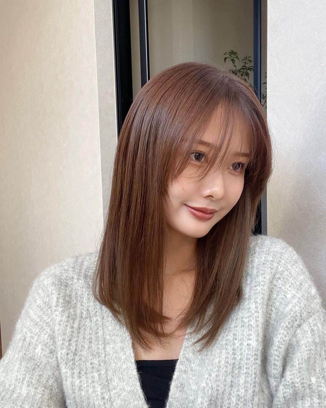 ᴱᴸᵞのインスタグラム：「new hair   ピンクやオレンジなど暖色系が続いてるこの頃。 すっかり秋になったのでちょっと変えたくて 今回はほんのりパープル🪻  ある程度伸びてきたから多少顔周り作って 前髪もいろんなスタイルできるように 短めなのも作ってもらった✌🏻  最近ストレートタッチが多いので とても扱いやすくて良い ◎」