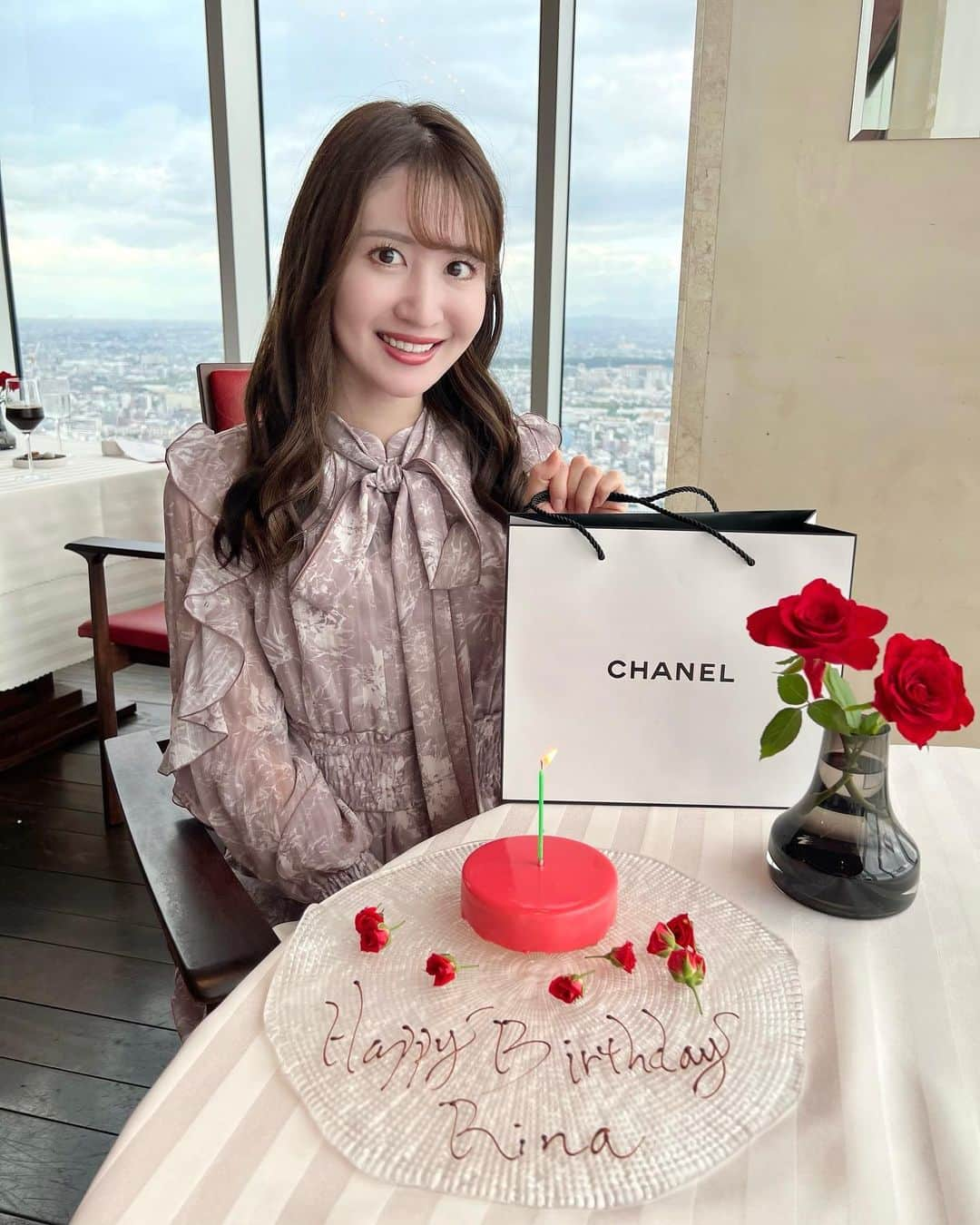 沢井里奈のインスタグラム：「⠀ ⠀ 先日、ちせちゃんがお誕生日の お祝いをしてくれました🥂💐  お料理もとっても美味しくて 可愛いケーキまで🎂🌹 プレゼントもとっても嬉しかった😢🌸  いつもほんとにありがとう🥹💕💕 ⠀ ⠀ #エノテーカピンキオーリ」