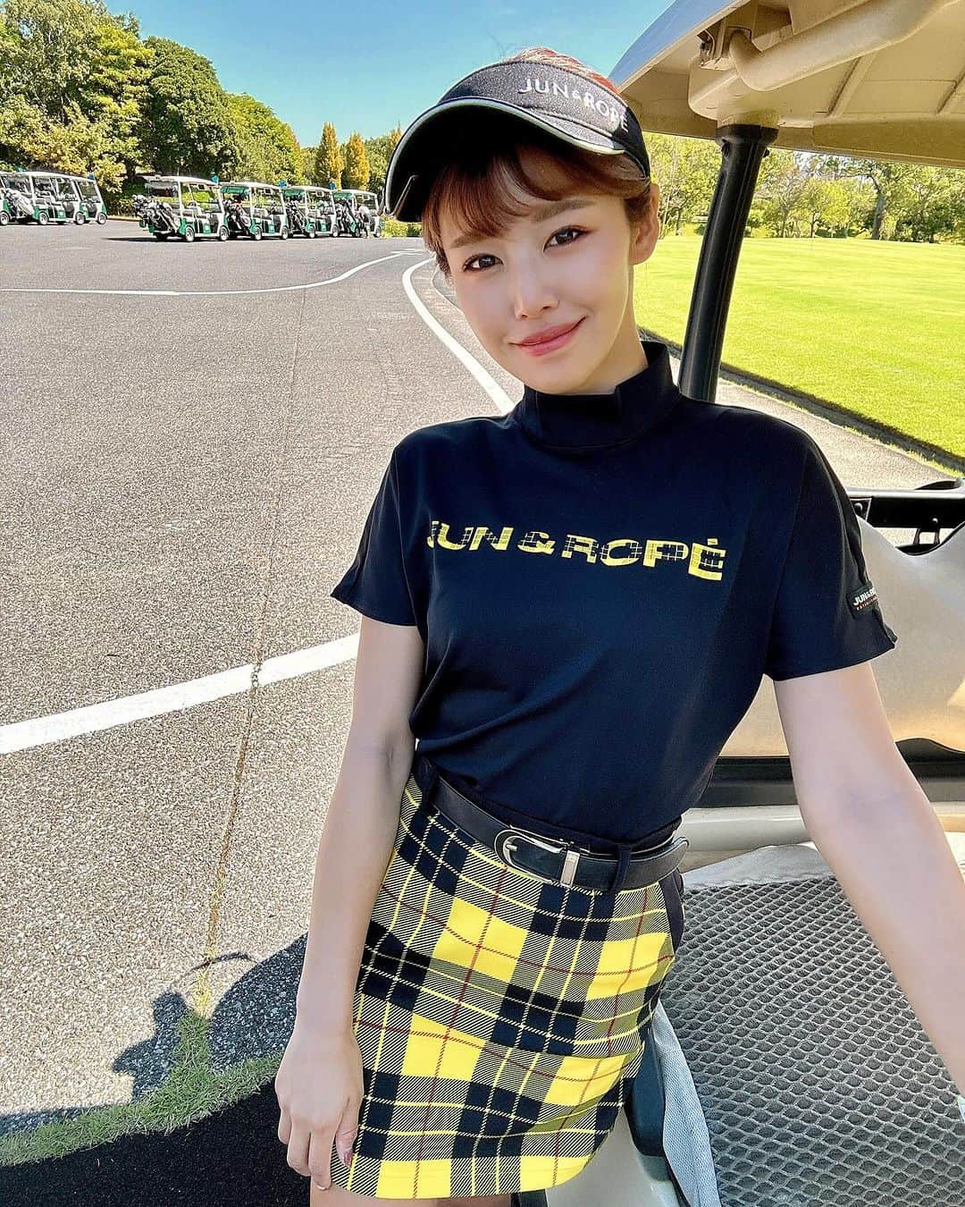 のインスタグラム：「とくさきとラウンドイベントしまーす♡  詳細はストーリーかハイライトから見てください❣️  ジュンロペのイエローチェックスカートきゃわ💛 チェックシリーズメンズにもおすすめ☘️  ウェア @junandrope  size：S  #PR #元内ゆう #おはゆう#おはゆうチャンネル #ガチゴルフ女子 #ゴルフ女子 #ゴルフバカ #ゴルフスクール #ゴルフウェア #ゴルフ女子コーデ #ゴルフスイング #ロマロ #ロマロのアイアン #RomaRo #アンカー #ankaa #ankaashaft #ジュンロペコーデ #ジュンアンドロペ #ジュンロペ #junandrope」