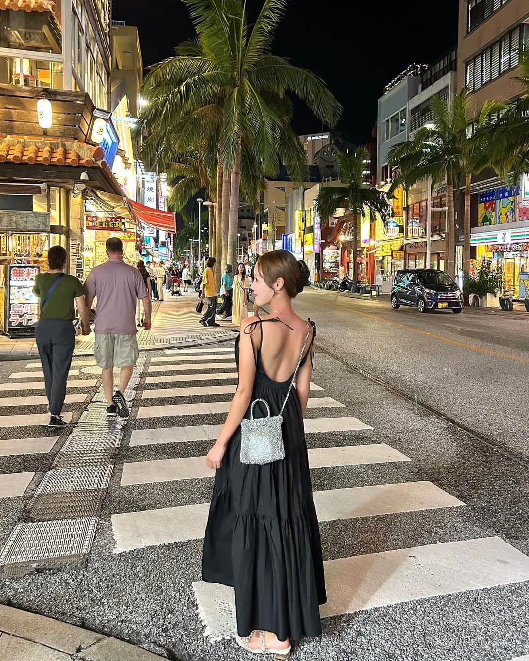 yurishonのインスタグラム：「🌴🌴🌴  今年着れないと思ってたワンピース 沖縄で着れた〜〜🌺✨  #沖縄#沖縄観光#国際通り」