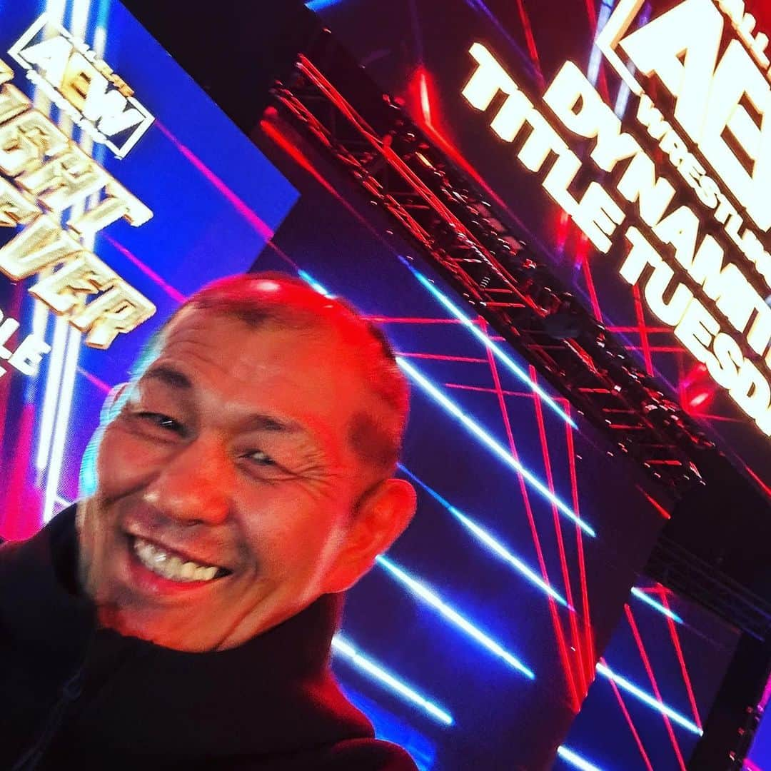 鈴木みのるさんのインスタグラム写真 - (鈴木みのるInstagram)「Smile  試合前のリラックスタイム。今日はAEW。リングサイドで色々と撮影。ち〜な〜み〜に〜着用しているセットアップは、「新発売！ROCK SCULL LS SETUP(着用XL)」だ！…と宣伝もしてみる。あ、パイルドライバーにて絶賛発売中！…と付け加えておく。」10月11日 6時48分 - suzuki.d.minoru