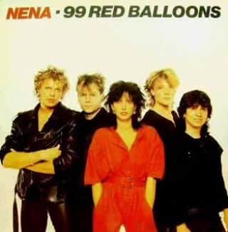 中村松江さんのインスタグラム写真 - (中村松江Instagram)「今日の一曲はNenaで『99 Luftballons』です✨ アルバム「Nena」と「99 Luftballons」に収録。 ドイツのバンド、ネーナが1983年にリリースした世界的大ヒット曲です✨ とにかく当時流行りましたし、今でもふと頭に思い浮かぶくらいにインパクトのある曲です🎶 (№1496) #歌舞伎 #中村松江 #nena #99luftballons」10月11日 6時48分 - matsue_nakamuraofficial