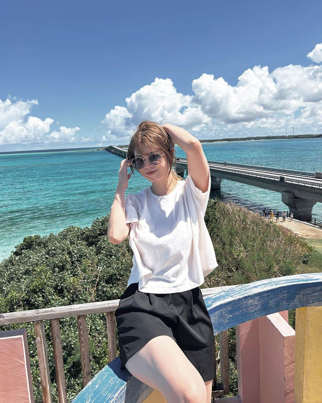 武井玲奈のインスタグラム：「母親になって 自分の写真が本当に減った！！  撮る暇もないし機会もない🐣  だから久しぶりに1人で写真撮る ってなるとポージングが ぎこちないったらありゃしない😂w‪𐤔  #産後3ヶ月 #産後ママ  #産後旅行 #ママスタグラム #宮古島 #miyakoisland  #白tコーデ #ootd #宮古旅行 #宮古島旅行 #宮古島コーデ」