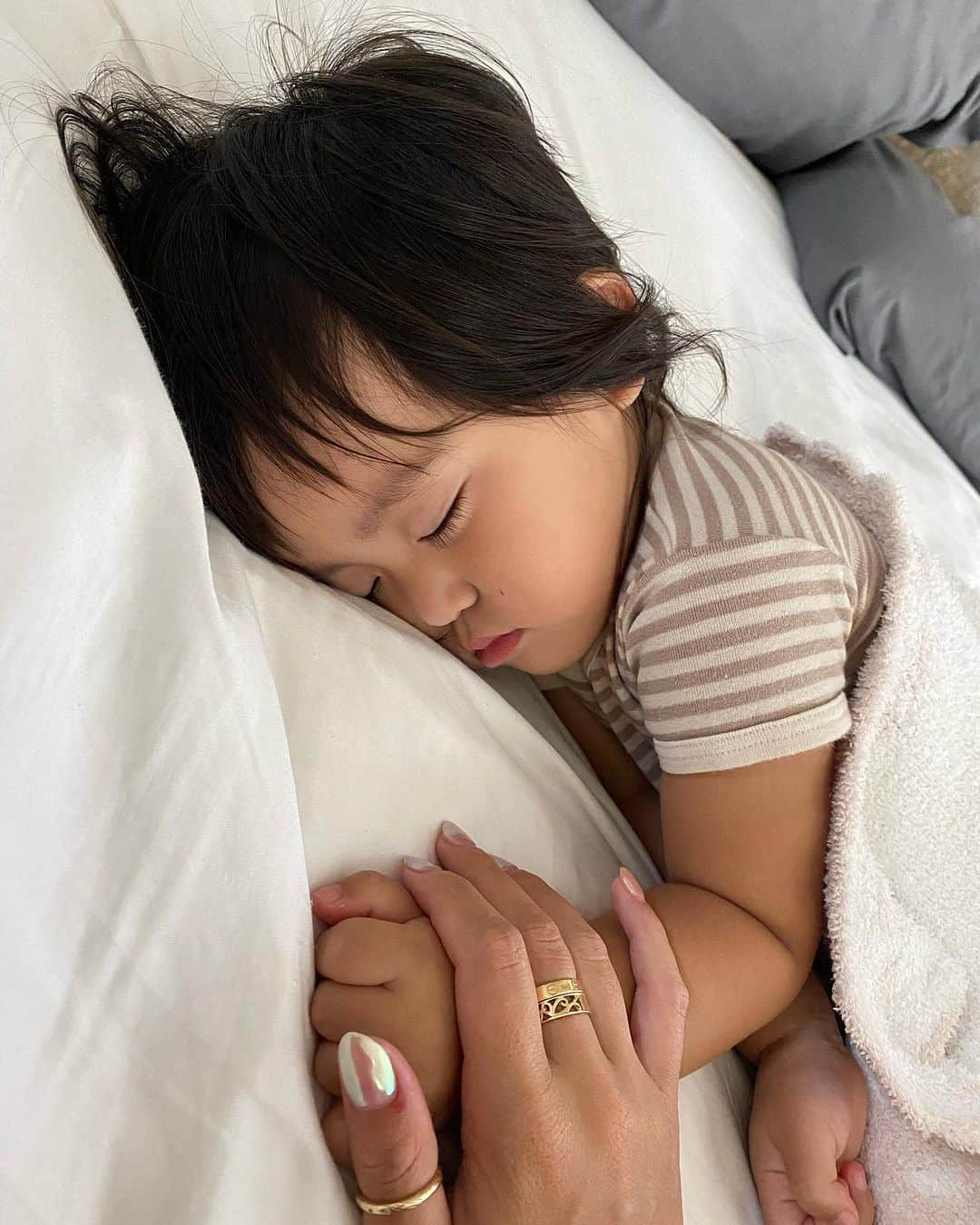 のインスタグラム：「アメリカにきて機嫌悪くてずっと抱っこのケイナが昨日から39.2度…🤒」