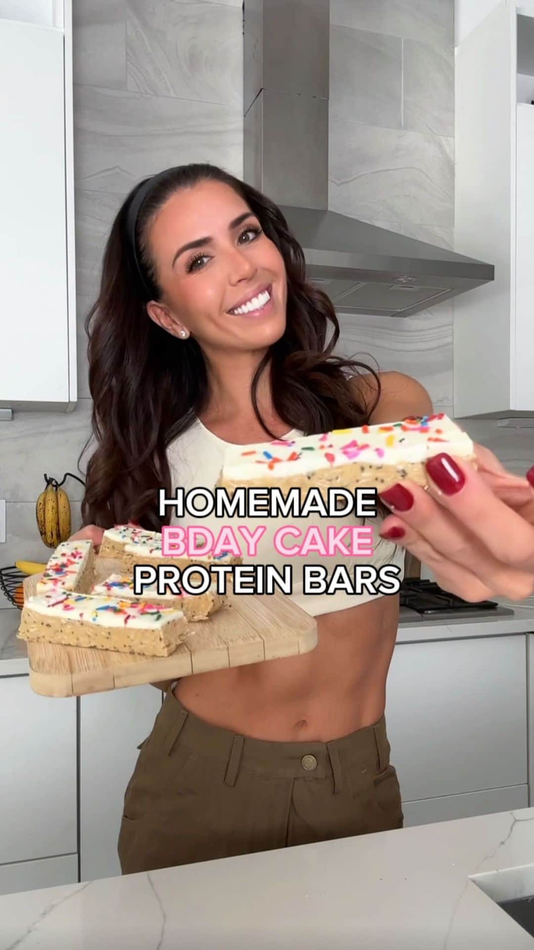 Ainsley Rodriguezのインスタグラム：「🎂BDAY CAKE PROTEIN BARS! 🥳 . Homemade and absolutely delicious! These came out SO good & I highly recommend keeping these in the fridge - they won’t disappoint! 🤤 . Wet Ingredients: 1/2 cup cashew butter (I used 321glo bday cake) 2Tbsp Coconut oil 1/4c Honey 1tsp Vanilla Extract . Dry Ingredients: 2/3c Protein Powder 2/3c Oats 1Tbsp Chia Seeds . Frosting: 3 Tbsp White Choc Chips 1tsp coconut oil . Directions: 1. Over very low heat add all of your wet ingredients until combined 2. Remove from heat and add in your protein powder and stir until combined 3. Fold in oats & chia seeds and mix well 4. Add dough to a parchment lined 8x4 tray or container 5. Melt white chocolate with coconut oil and add to top of dough. 6. Add sprinkles and let sit in fridge for at least 1-2 hours 7. Cut into bars and enjoy! **Store in fridge in airtight container up to 2 weeks!** . #proteinsnacks #highprotein #proteinfood #iam1stphorm」