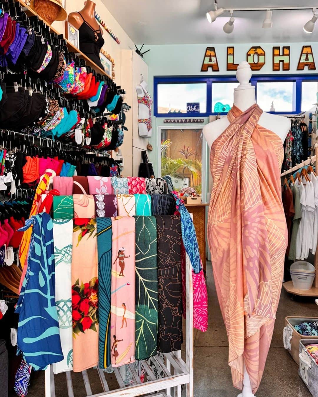 Pualani Hawaii Beachwearさんのインスタグラム写真 - (Pualani Hawaii BeachwearInstagram)「プアラニモンサラット店で大人気のパレオ🌺在庫がなかったプリントも再入荷してます。  ささっと羽織るだけで体型カバーができる優れもの。マネキン着用のパレオは$42です✨  素材違いで $20 、$25のパレオもありますよ👍気になる方はお問い合わせください🌈  #hawaii#oahu#bikini#hawaiilove#ハワイ#ハワイ旅行 #ハワイ生活 #ビーチ#ビキニ#モンサラット#ハワイ土産#ビキニ#水着#ビーチウェア#海#夏休み#ハワイライフ#ストール#パレオ#防寒対策#マフラー#ストールコーデ #ストールアレンジ」10月11日 5時22分 - pualani_monsarrat