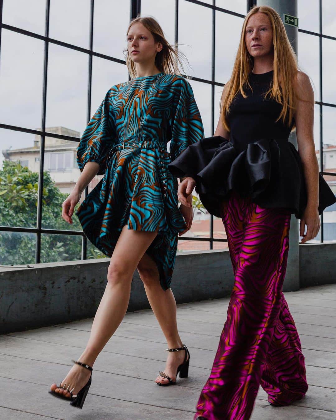 Marques Almeidaのインスタグラム：「Dynamic duo owning the catwalk 💖💙  Our zebra print is available at marquesalmeida.com   #marquesalmeida #howdoyouwearyourma #aw23collection」
