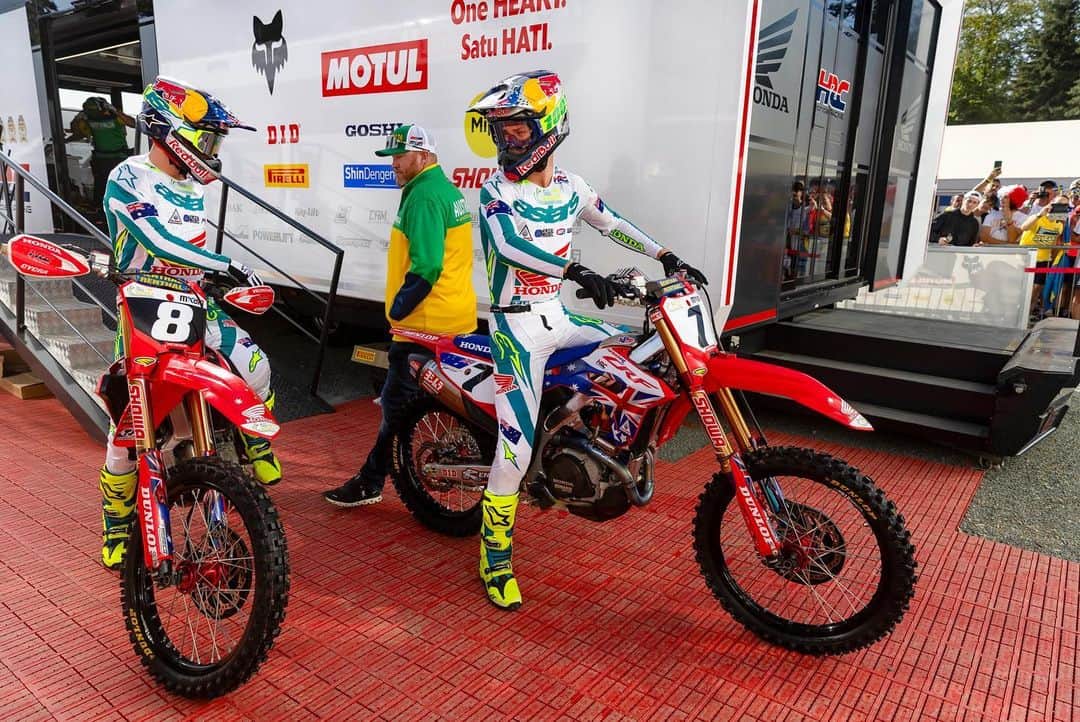 Honda Powersports USさんのインスタグラム写真 - (Honda Powersports USInstagram)「MXoN 2023. ☑️🌎 Congratulations to our very own @jettson18 and @hunterlawrence for making history once again— this time helping Team Australia to it’s best-ever MXoN finish with a 2nd overall. 🥈🇦🇺 #RideRed @hondaracingcorporation」10月11日 5時25分 - honda_powersports_us