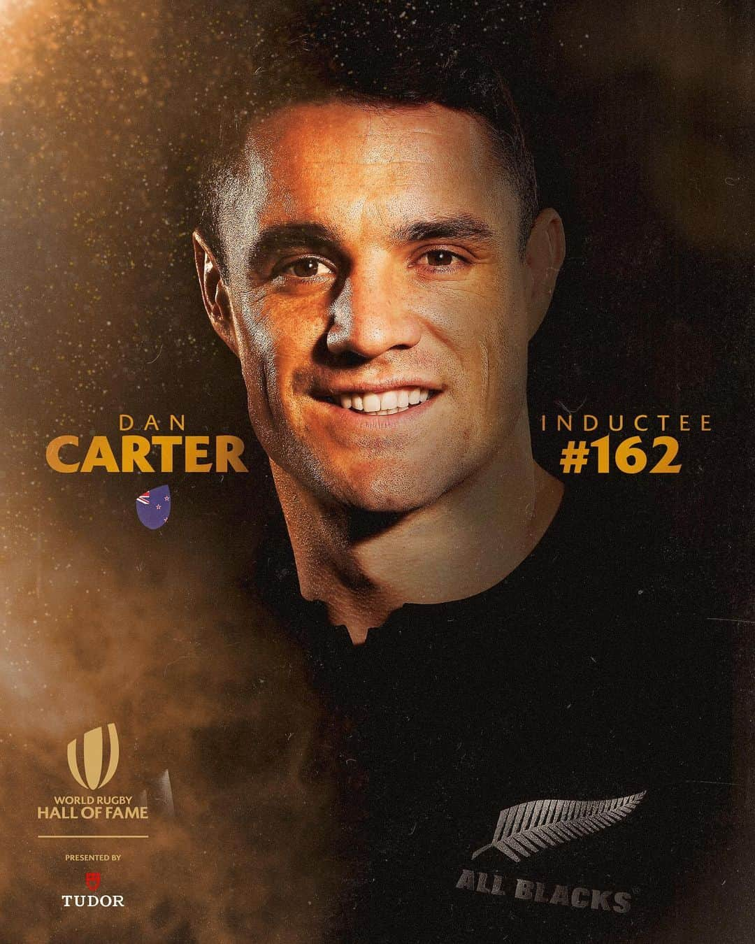 ダニエル・カーターのインスタグラム：「I’m honoured to be inducted into the @WorldRugby Hall of Fame alongside such legendary figures of the game. I’ve been privileged to play in extraordinary teams, alongside truly remarkable teammates. This journey wouldn’t have been possible without the unwavering support of my family. My parents have been my pillars since the day I first laced up my rugby boots until the moment I wore them for the final time. Navigating the highs and lows of professional sport wouldn’t have been possible without my wife, @HonorCarter – I am eternally grateful for her support throughout my career. Lastly, a big THANK YOU to the fans — your continuous support and encouragement pushed me to reach my utmost potential. Congrats to my fellow inductees @bryanhabana_, @titidusautoir, George Smith and @juanmh7」