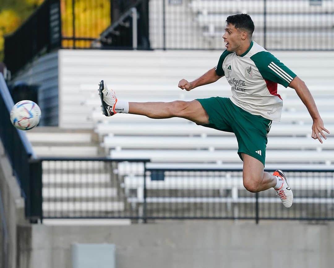 ラウール・ヒメネスのインスタグラム：「🇲🇽⚽️💪🏼🔝 #vamosmexico」