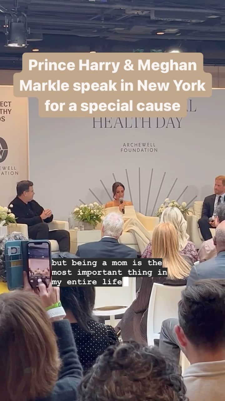 Huffington Postのインスタグラム：「Prince Harry and Meghan appeared in New York today for a special cause: the Archewell Foundation Parents’ Summit. During the royals’ appearance on a panel about mental health in a digital age, Meghan called being a mom “the most important thing in my entire life,” before looking at Harry and saying “Outside of course to being a wife, to this one.” 🎥 @carly.ledbetter」