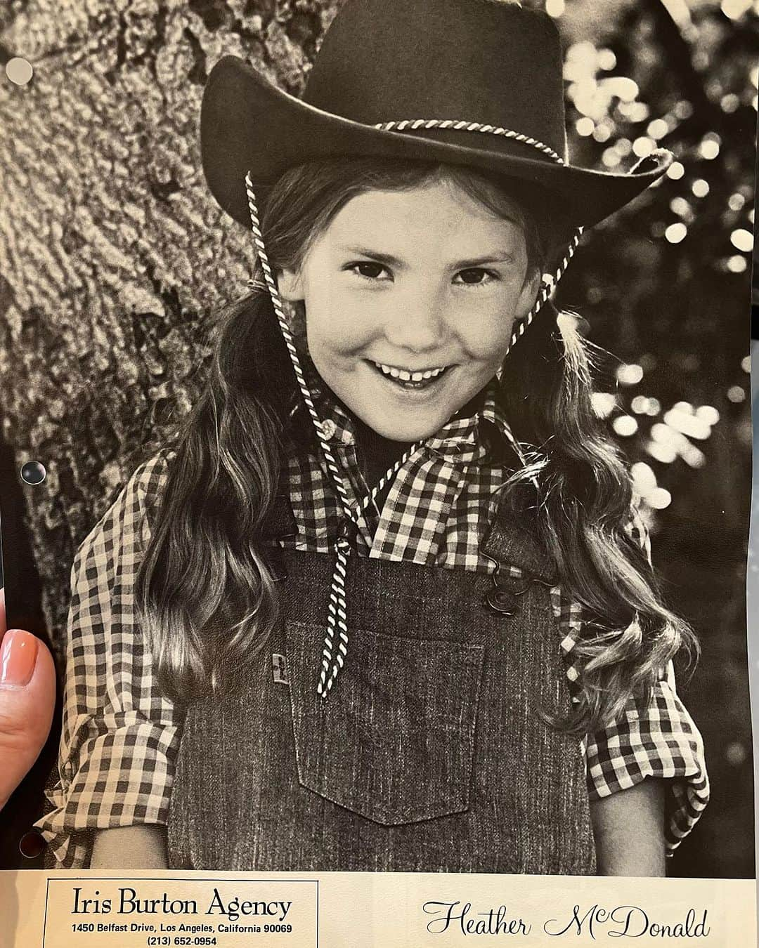 ヘザー・マクドナルドのインスタグラム：「As discussed in today’s #juicyscoop Here is my headshot (swipe right) wearing the overalls my agent Iris Burton insisted I wear for every audition which I never booked. I also never played baseball. I never gave up but my agent did and she dropped me so my mom got her real estate license and got me braces instead. Enjoy! #juicyscoop #holllywood #headshot #realestate #comedy @scottnathanphoto #childactor #childstar」