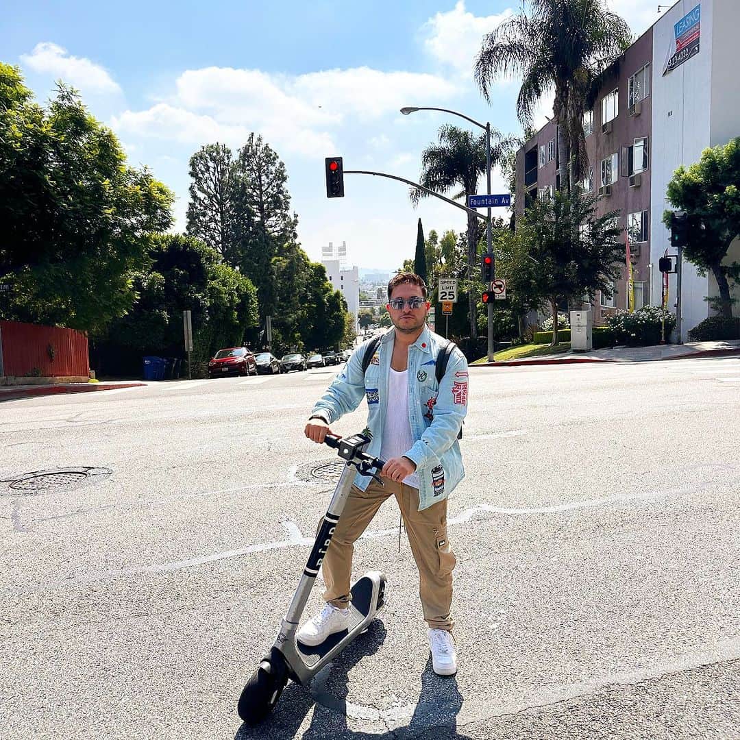 ジョナス・ブルーのインスタグラム：「LA let’s get to work ✍🏼💙」