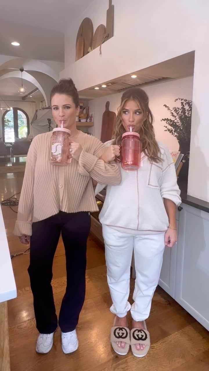 のインスタグラム：「Not only is #JustEat out today but we also launched my brand new Just Feed Me collection !! You can grab my go-to mason jar set among many other items I’m obsessed with!!! 💖 head to @justfeedme to learn where to purchase and shop now!!」