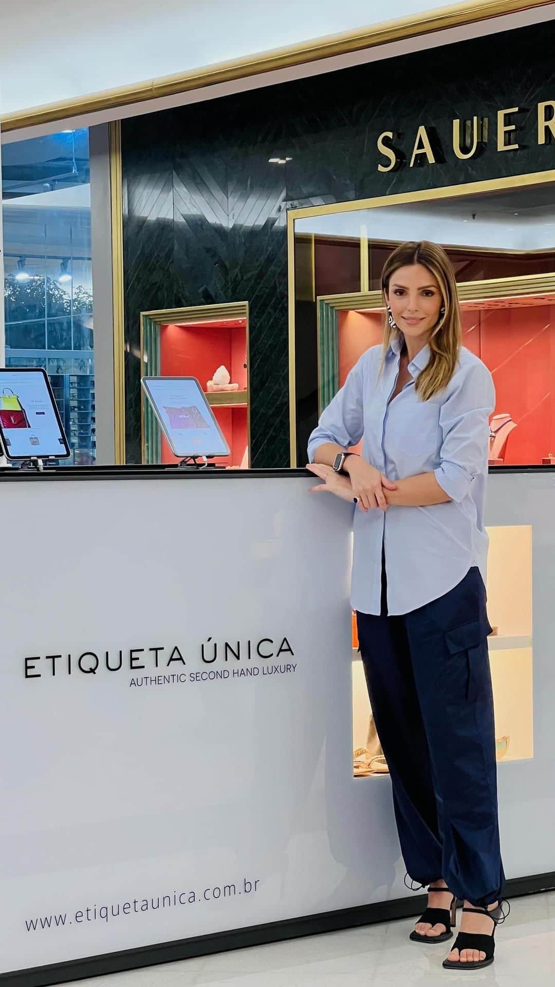 カロリーネ・セリコのインスタグラム：「Dessa vez, quem veio visitar o quiosque do @etiquetaunica foi a @cacelico✨ E ela fez questão de convidar todos vocês para conhecer, desapegar e também, fazer parte da Moda Circular!   Você também pode vir nos visitar e conhecer todos os benefícios no Piso Térreo do Shopping Iguatemi SP!」