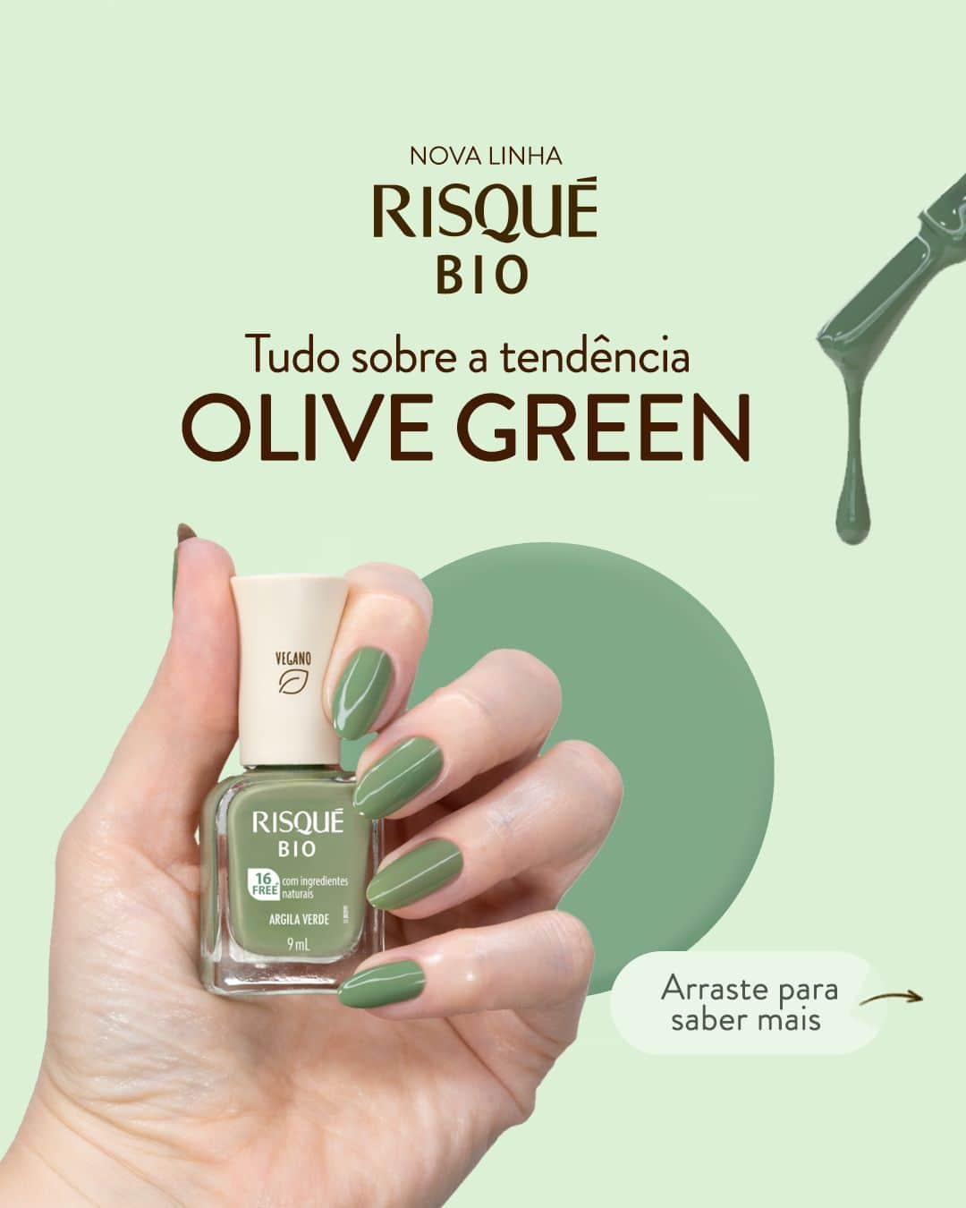 Risqueのインスタグラム：「🚨 Atenção: 🚨 tendência nova no ar! A Olive Green ou aquele esmalte verde mais escuro voltou para ficar e promete não sair das nossas unhas tão cedo. Arraste para o lado e saiba mais!  E, ainda, não deixe de garantir o seu vidrinho Argila Verde para entrar na tendência.   #RisquéBio #EsmaltesRisqué #RisquéOficial #EsmaltesVeganos」