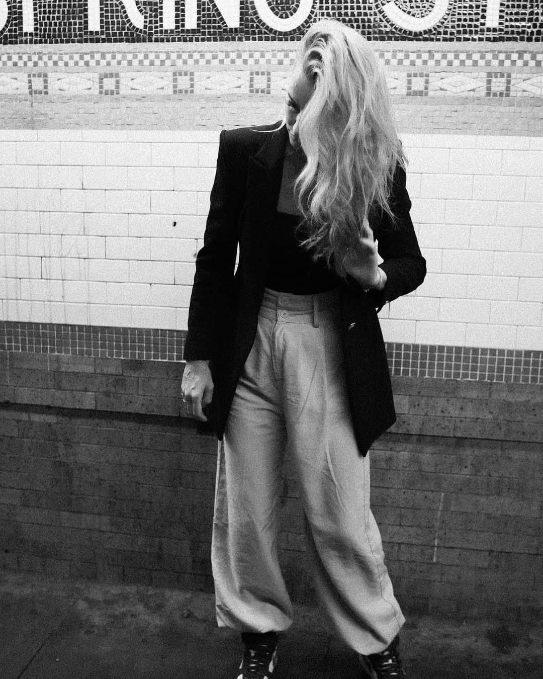 サマンサウィルスさんのインスタグラム写真 - (サマンサウィルスInstagram)「Some moments underground. Spring St Station, New York City  Photographed by the wonderful @corinneparker」10月11日 6時05分 - samanthawills