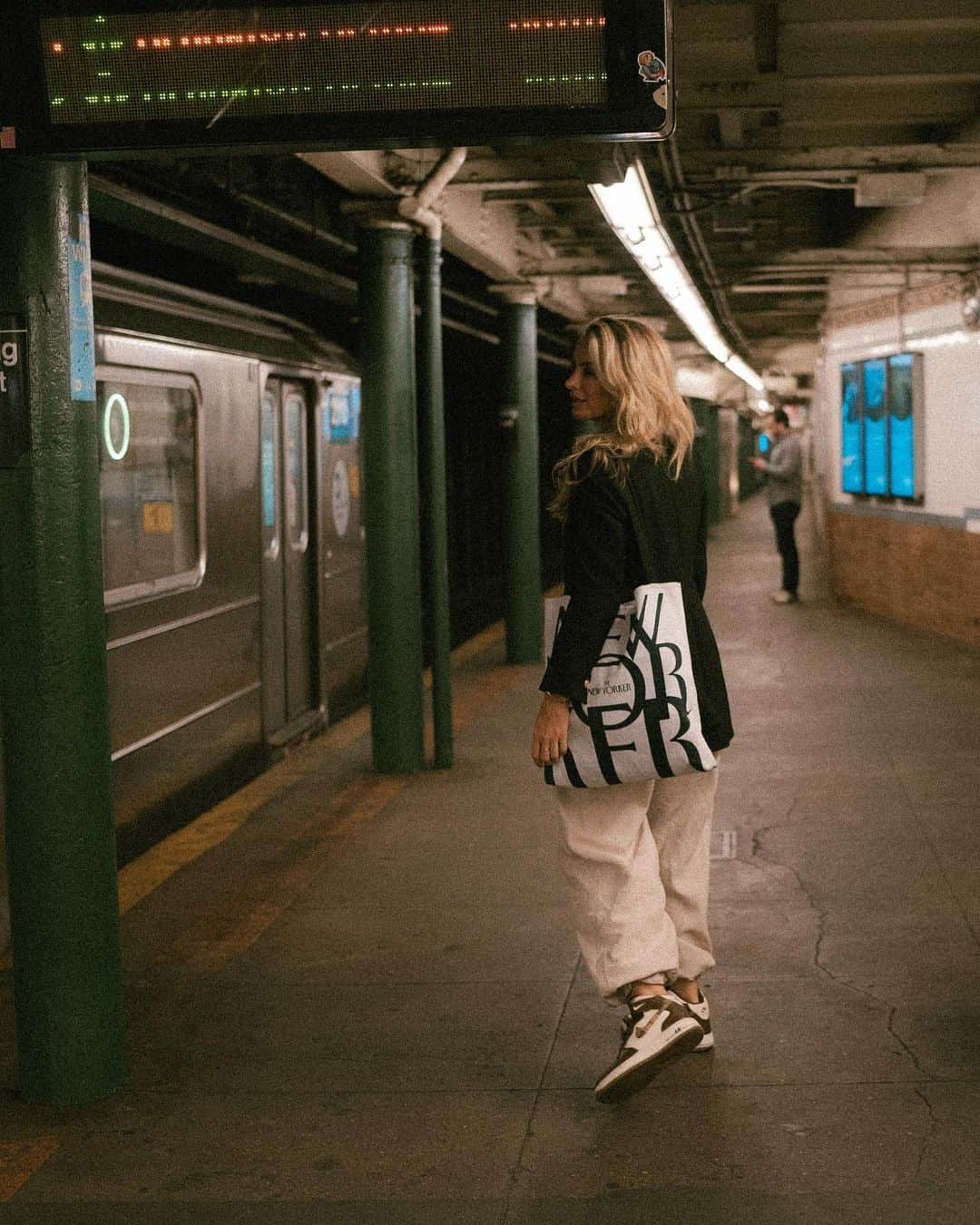 サマンサウィルスさんのインスタグラム写真 - (サマンサウィルスInstagram)「Some moments underground. Spring St Station, New York City  Photographed by the wonderful @corinneparker」10月11日 6時05分 - samanthawills