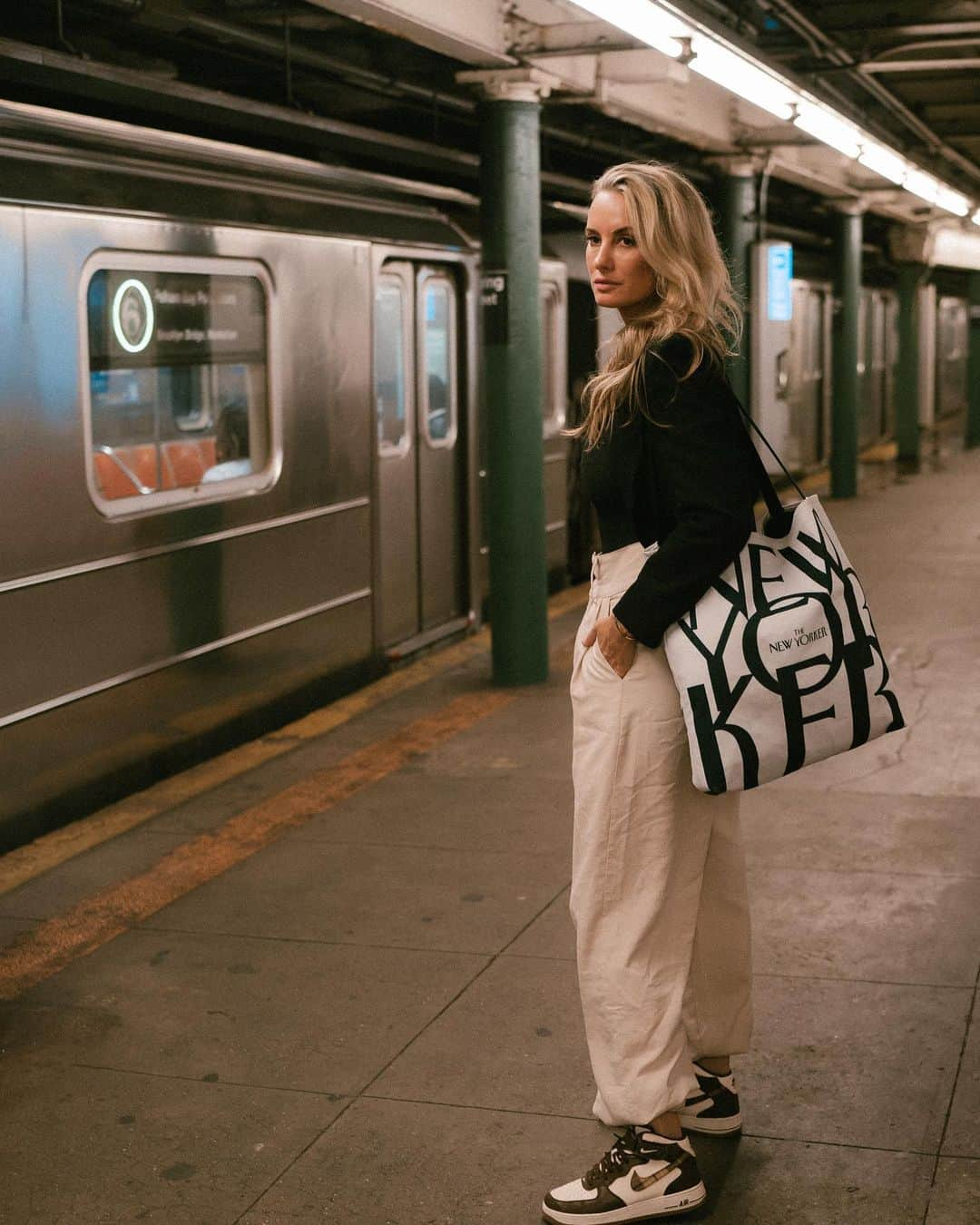 サマンサウィルスさんのインスタグラム写真 - (サマンサウィルスInstagram)「Some moments underground. Spring St Station, New York City  Photographed by the wonderful @corinneparker」10月11日 6時05分 - samanthawills