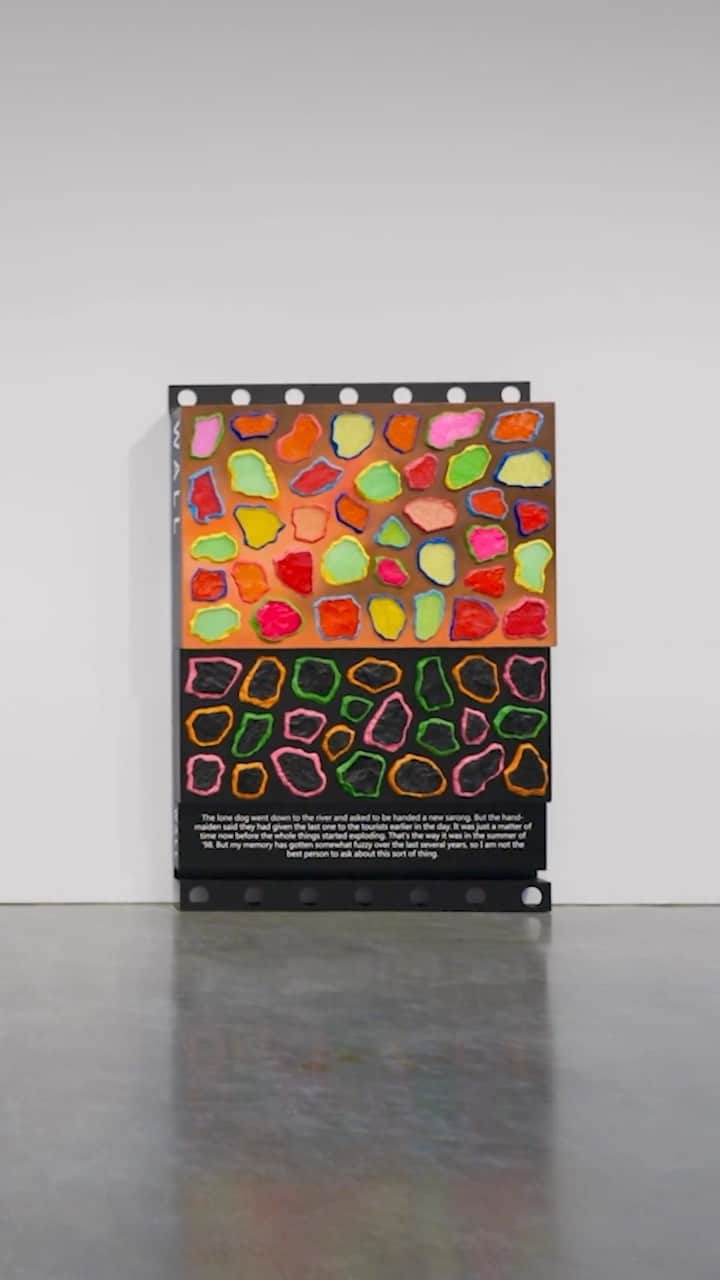 のインスタグラム：「“Susie’s Mother Tongue,” an exhibition of sculptures and paintings by Ashley Bickerton, closes this Saturday, October 14, at Gagosian, West 21st Street, New York.   Bickerton’s “Blur” paintings, which depict figures and faces in extreme soft focus, were inspired by his chance rediscovery of a faded family snapshot. Each work begins as a digital photograph, which is then rendered as a haze of color punctuated by eyes in the form of colored dots. Produced during the last few months of the artist’s life and after he was diagnosed with amyotrophic lateral sclerosis (ALS), the series evokes memories of friends and moments from his life without nostalgia. Follow the link in our bio to learn more. __________ #AshleyBickerton #Gagosian  Installation video, “Ashley Bickerton: Susie’s Mother Tongue,” Gagosian, West 21st Street, New York, September 8–October 14, 2023. Artwork © Ashley Bickerton. Video: Pushpin Films (@pushpinfilms)」