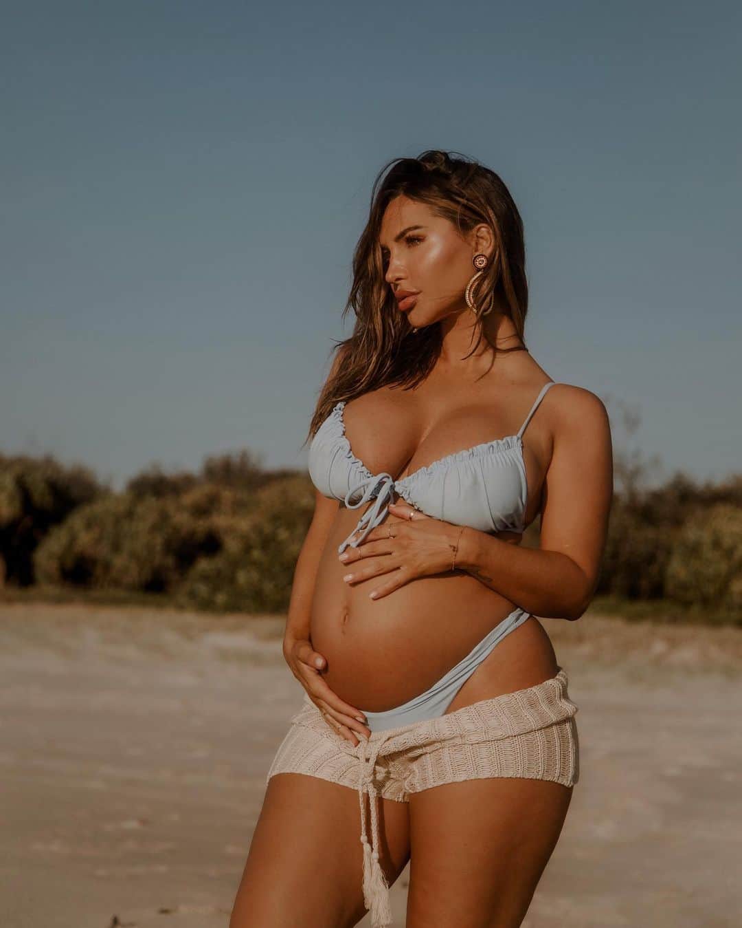 Rosanna Arkleのインスタグラム：「Finally felt baby’s little kicks, and it’s the most amazing feeling ever 🩵🩵 - Documenting my milestones on here 🧸🩵 #22weeks」