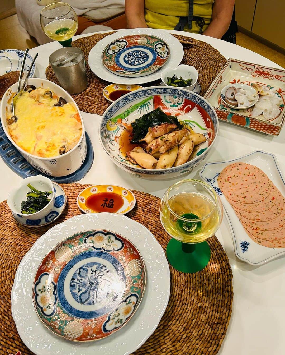 安藤優子さんのインスタグラム写真 - (安藤優子Instagram)「祝いの膳❣️  おはようです。  リンです!  昨日はね、おとーさんの誕生日ということで、おとーさんの好きなものだけの膳だって。  メインはね、厚切りポークジンジャー。  水タコのお刺身。  これはね、昨日おかーさんがワンダーランド水産部で買ってきたって。  それと、小イカもね。実山椒で煮つけて、生わかめと合わせたって。  あとは、熱々のドリアね。  一昨日のホワイトシチューと、海老の炊き込みピラフの残りを合体（笑）させて、オーブンで焼いたって。  言ってた。  ワインも飲んだって。  特別なことは何もないけど、新しく買った古伊万里の色絵皿を出したって。  フンパツしたって。（笑）  言ってた。  そんな昨日のテーブルでした!  さっ今日はね、幼稚園に行くことになってる。（笑）  だから起きなくっちゃね。  みなさん！今日もステキな一日をお過ごしください❣️  以上、誕生日の祝いの膳付近からお伝えしました!  by リンゴ。  そうそうおかーさんから、伝言で、昨日の「ファルシー」の説明で勘違いがありましたって。正しくはフォロワーさんが教えてくださったように、「ファルス」はフランス語で「詰める」の意味でした。って、すいませんでした!とのことです。  #厚切りポークジンジャー   #フレンチブルドッグ  #安藤優子」10月11日 6時21分 - yukoando0203