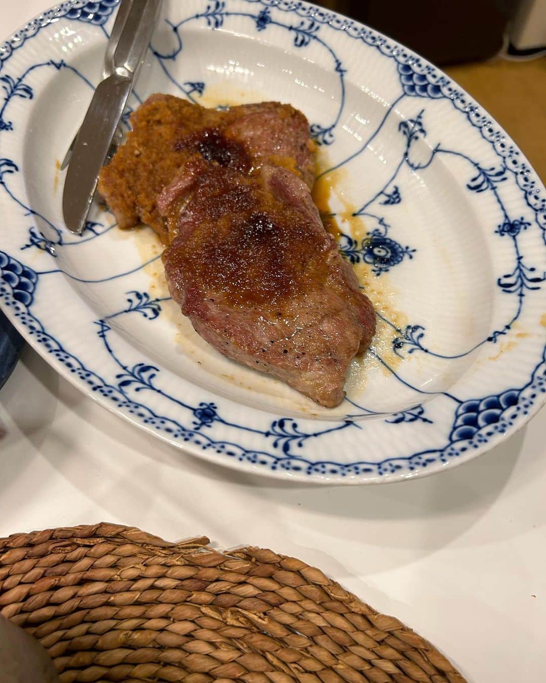 安藤優子さんのインスタグラム写真 - (安藤優子Instagram)「祝いの膳❣️  おはようです。  リンです!  昨日はね、おとーさんの誕生日ということで、おとーさんの好きなものだけの膳だって。  メインはね、厚切りポークジンジャー。  水タコのお刺身。  これはね、昨日おかーさんがワンダーランド水産部で買ってきたって。  それと、小イカもね。実山椒で煮つけて、生わかめと合わせたって。  あとは、熱々のドリアね。  一昨日のホワイトシチューと、海老の炊き込みピラフの残りを合体（笑）させて、オーブンで焼いたって。  言ってた。  ワインも飲んだって。  特別なことは何もないけど、新しく買った古伊万里の色絵皿を出したって。  フンパツしたって。（笑）  言ってた。  そんな昨日のテーブルでした!  さっ今日はね、幼稚園に行くことになってる。（笑）  だから起きなくっちゃね。  みなさん！今日もステキな一日をお過ごしください❣️  以上、誕生日の祝いの膳付近からお伝えしました!  by リンゴ。  そうそうおかーさんから、伝言で、昨日の「ファルシー」の説明で勘違いがありましたって。正しくはフォロワーさんが教えてくださったように、「ファルス」はフランス語で「詰める」の意味でした。って、すいませんでした!とのことです。  #厚切りポークジンジャー   #フレンチブルドッグ  #安藤優子」10月11日 6時21分 - yukoando0203