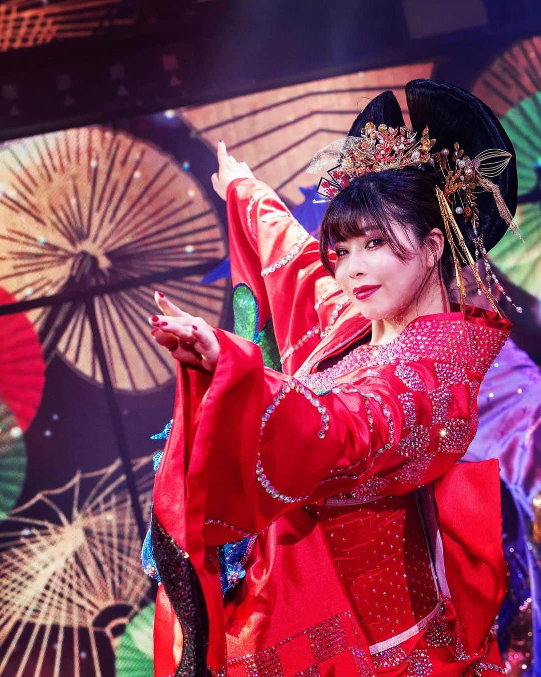 Ichigoのインスタグラム：「テーマはJapaneseレビューショー🪭👘  いちごの日の限定演目 新作の主演の女です🌸  ぜひ歌詞も含めて観てもらいたい作品です。  #バーレスク東京#burlesquetokyo #burlesque#show#dance#showgirl#いちごのひ🍓 #エンタメ活動を止めない#japan #tokyo」