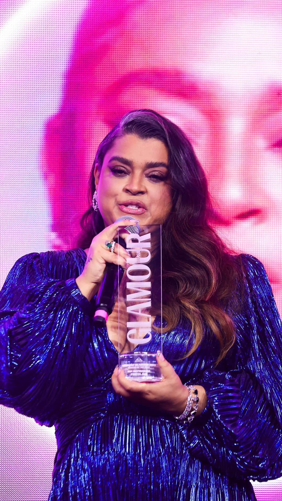Preta Gilのインスタグラム：「Minha existência não foi pautada em ganhar prêmios, mas em ser meu próprio prêmio. Em reconhecer em mim, minhas virtudes diante de tanto ataque!!! Então sim, fico feliz em ser reconhecida publicamente por minha trajetória e voz.  Pra começar, o Geração @glamourbrasil é inspirador e está absolutamente comprometido em abraçar, contemplar e premiar tantas mulheres lindas, únicas e diversas. Eu sempre saio de lá como se tivesse tido uma aula. Dito isso, imaginem minha emoção em ser homenageada e receber o prêmio “Voz Inspiradora do Ano” pelas mãos de três mulheres que me inspiram?  @sahalmeid com quem tive a honra de trabalhar na @music2mynd e hoje vê-la brilhar e espalhar seu conhecimento pelo mundo é orgulhosamente emocionante.  @letticiamunniz foi um amor à primeira vista. Obrigada por quebrar padrões e mostrar que todos os corpos são possíveis e que podemos sim, nos amar e sermos amadas. Representatividade importa.  @emilierey chegou de mansinho na minha família, no meu coração e chegou com toda energia, beleza e força para me ajudar a dar o meu melhor.  Chamei também pro palco minha filha linda @laura que me deu de presente a Sol de Maria e com isso me trouxe mais vida e alegria. Meus amores incansáveis @malupbarbosa e @rocha_soraya que estão sempre comigo, me dando todo suporte que preciso e ainda com todo carinho e cuidado desse mundo.   E pra fechar a noite teve a dupla icônica @sabrinasato e @linndaquebrada arrasando na apresentação desse prêmio.  São duas mulheres que admiro e amo demais.  Obrigada, mais uma vez, pelo convite e por todas as homenagens @glamourbrasil! Me sinto muito feliz e honrada com esse prêmio. Que possamos dar voz, inspirar, empoderar e revolucionar cada vez mais outras mulheres!!! A minha existência é sobre isso, sobre dar as mãos umas as outras e seguirmos sempre juntas, unidas e brilhando mundo afora. O mundo é nosso!!!  Vídeo: @thiagocanuto_____ @amandafiore Foto: @agenciabrazilnews」