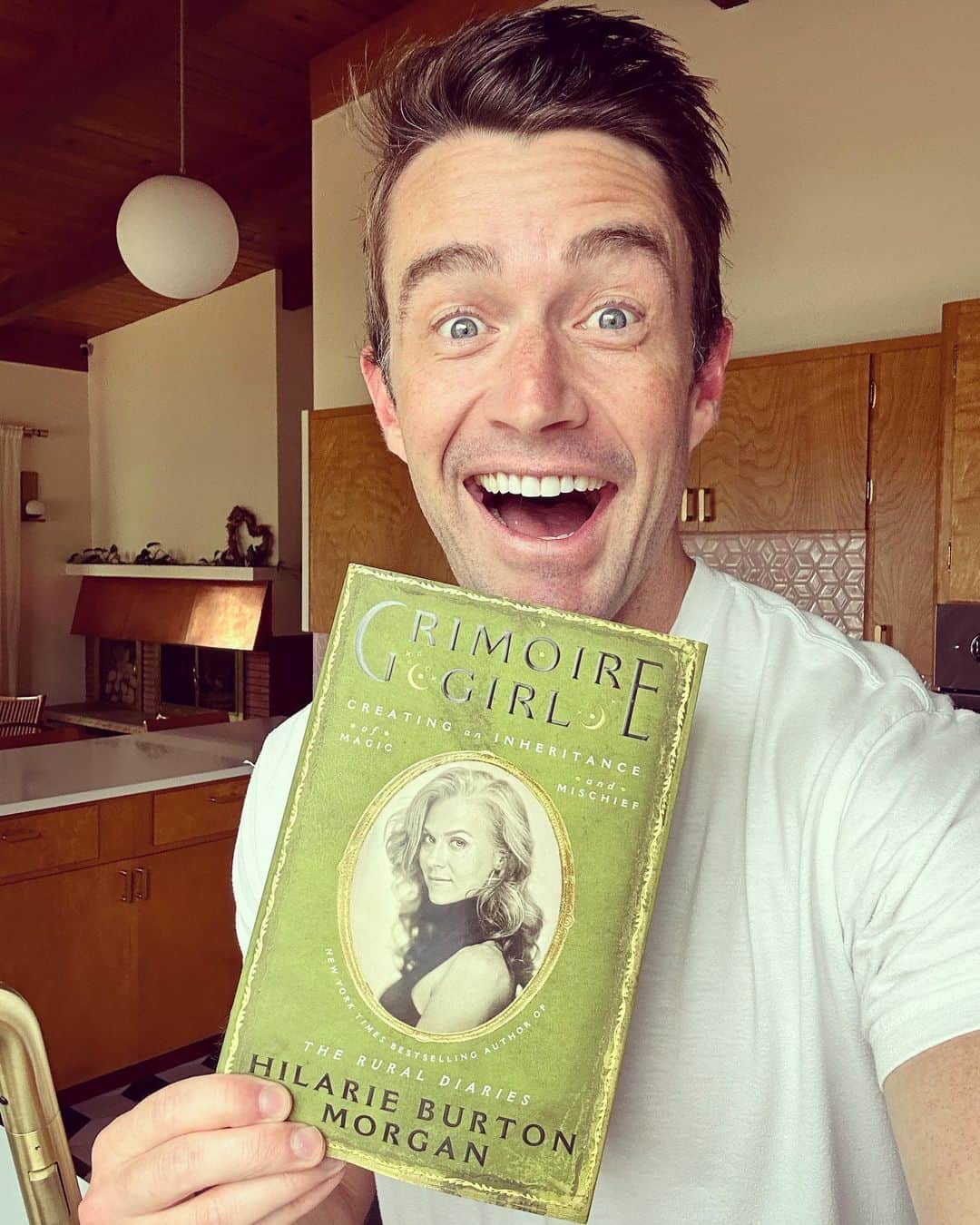 ロバート・バックリーのインスタグラム：「Congratulations to my favorite multi-hyphenate, @hilarieburton (Author-Actor-Witch) on the release of her new book, Grimoire Girl. Get yourself a copy and kick off spooky season right! Way to go, Hil!! 🧙‍♀️」