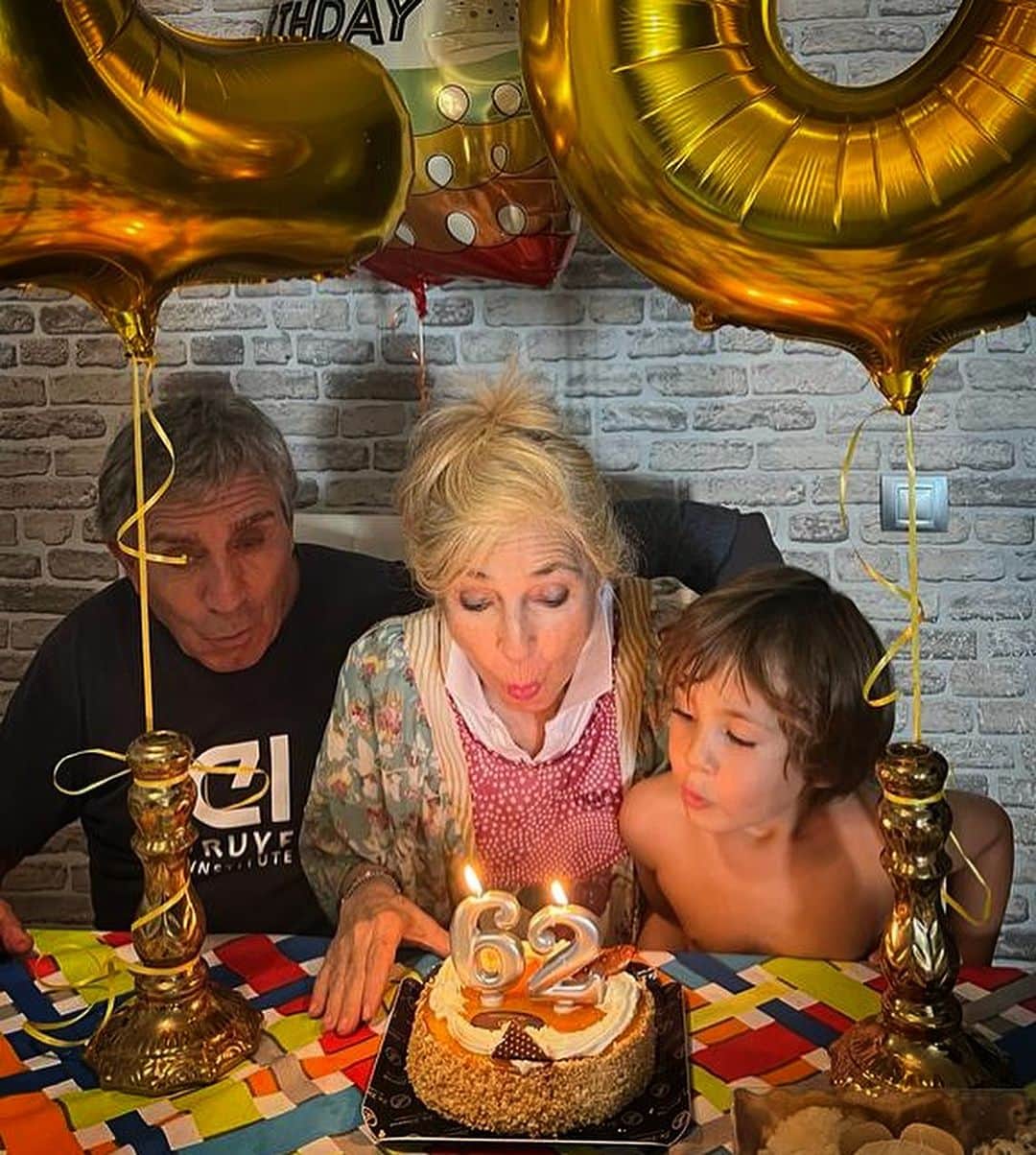トニ・エリアスのインスタグラム：「Happy Birthday Mom/ Iaia!!! Very grateful that this time we got to spend your 62th anniversary together!!! Wish you all the health in this world to celebrate much more and keep collecting great memories!! We love you so much @meijus24 😘😘♥️♥️🙏🙏」