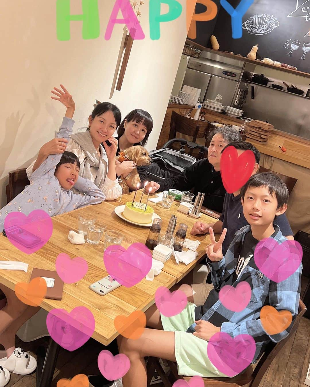 甘糟記子さんのインスタグラム写真 - (甘糟記子Instagram)「運動会の日の夜は、たかみか夫婦と駒沢のベジ山さんへ！ @popo20020613  @inuluke  @vegiyamaandsteak   たかみかのインスタ見てて行ってみたかったんだ〜！  我が家、肉と言えば赤身が好きなのでこれはたまらん\(//∇//)\  ちなみに写真は夜のお肉を姫と半分こしてもらったハーフサイズです！ ランチだとこのサイズみたい(≧∀≦)  ちなみに、お肉は常に3種類のってるらしく、この下にも肉がいるよ〜(๑>◡<๑) 残したらテイクアウトもできます！  周りのお野菜もめっちゃ美味しくて、こちらはおかわり自由！ といっても、お腹いっぱいでお代わりにたどりつかない（笑）  夜はスムージーが出て、スープが出て、前菜が出て、締めにナポリタンきました！！ このナポリタンがまた美味しくて、お腹いっぱいのはずなのに入るの（笑）  最後にたかみかが誕生日ケーキ用意してくれてて、お祝いもしてくれたよ\(//∇//)\ ありがとうよ〜(≧∀≦)  ちなみに、この素敵なシャインマスカットのショートケーキの後に、お店のデザートも出てきたよ（笑）  ほんと、最後までもりもりで美味しかったです╰(*´︶`*)╯♡  帰りには入り口に置いてあるお野菜も1人2個くれて。 ランチは1人1個なのかな？ もう至れり尽くせり(〃ω〃)  若手の農家さんを応援してるそうな(#^.^#)  次回はランチでお邪魔しまーす\(//∇//)\  #ベジ山#お腹いっぱい#肉好き#赤身肉 #美味しかった#また行きたいお店」10月11日 6時29分 - norihey924