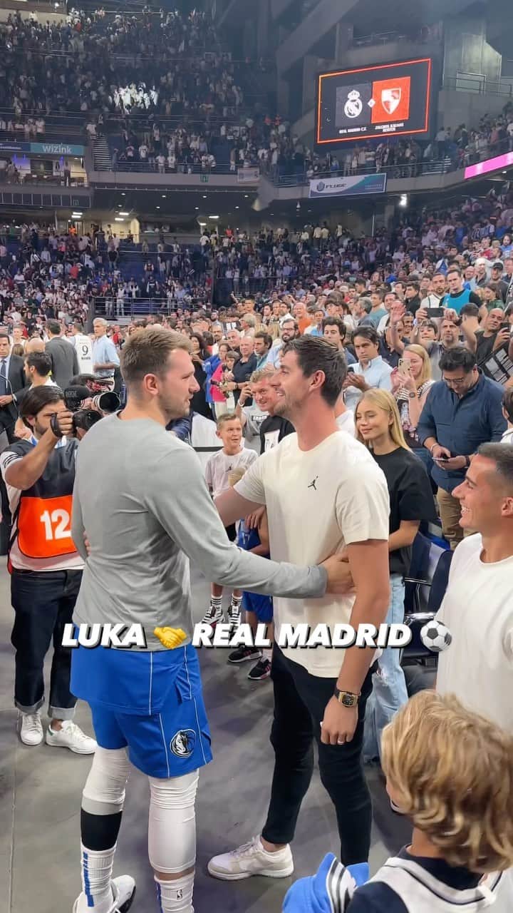 ティボ・クルトゥワのインスタグラム：「@realmadrid players Thibaut Courtois & Toni Kroos show love to @lukadoncic postgame in Madrid! ⚽️🏀」