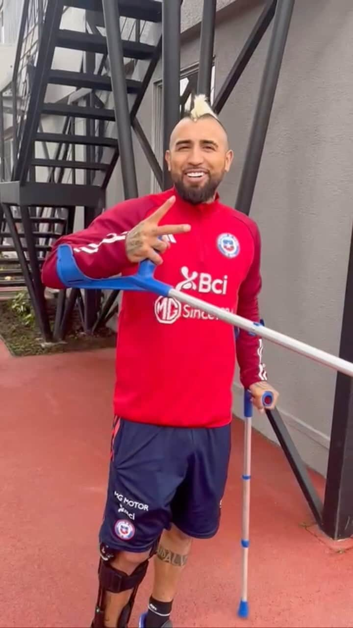 アルトゥーロ・ビダルのインスタグラム：「Triste por no poder defender a mi Selección y mis colores en esta oportunidad, ya que siempre quiero estar. Pero a la vez feliz porque hoy empiezo a caminar, es un paso importante en mi recuperación, más aún cuando tengo el apoyo de todos mis compañeros 🇨🇱✌🏾🙏❤️」