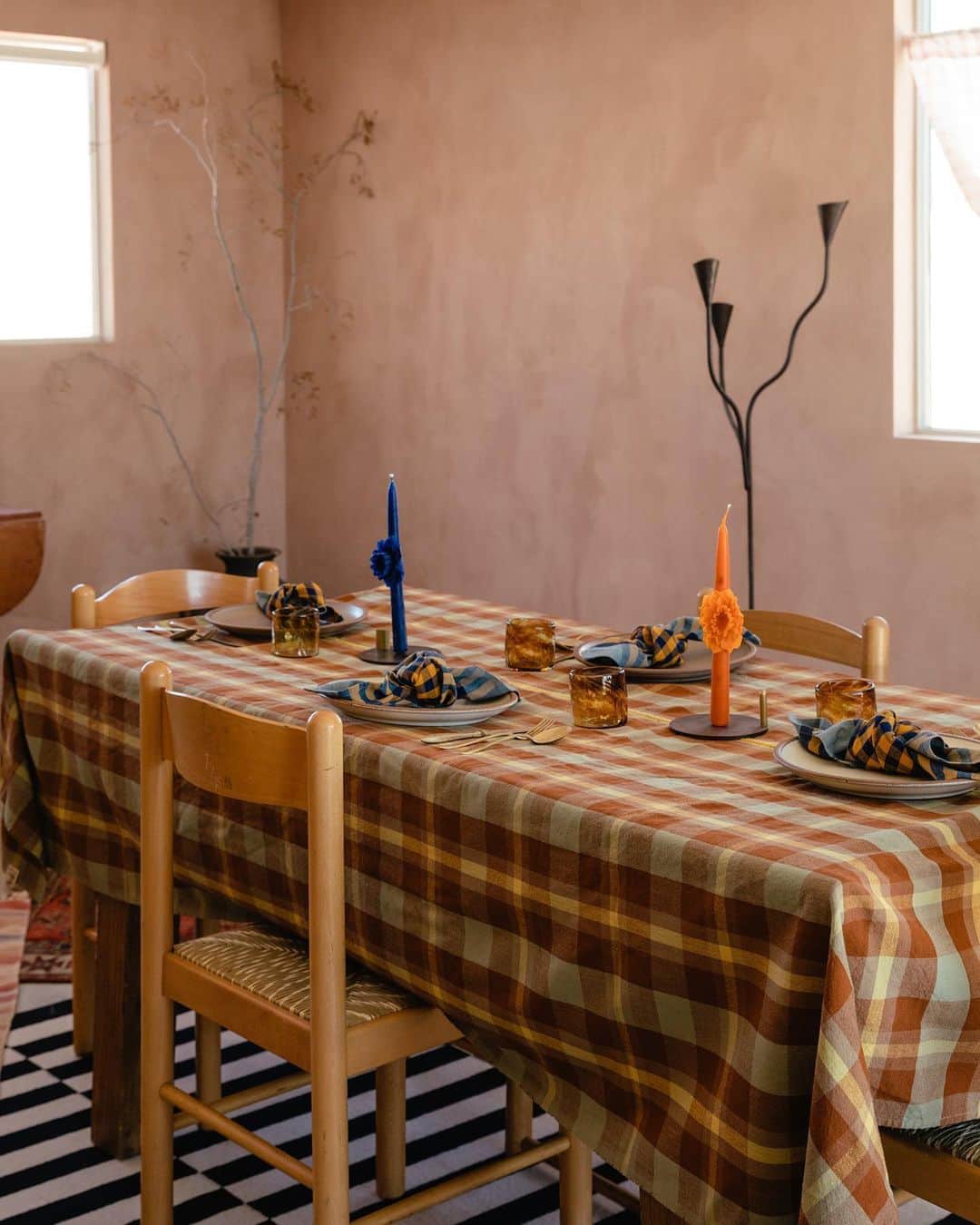 ローレン·ランドルフさんのインスタグラム写真 - (ローレン·ランドルフInstagram)「@lolopaezburt & @xavierburt have built and curated a beautiful home for themselves in the high desert. I loved seeing the @all_roads_studio table textiles and @citlali_tamales come to life in their inspiring and serene space @lolos_casita.」10月11日 6時35分 - laurenlemon