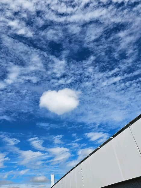 慶元まさ美のインスタグラム：「秋めいてきた空 雨上がりの空には 色々な雲がありました。  母上と出掛けた #秋散歩 一緒だったから見れたのかも✨  #感謝 #空が好き  #ハート雲  #龍神雲」