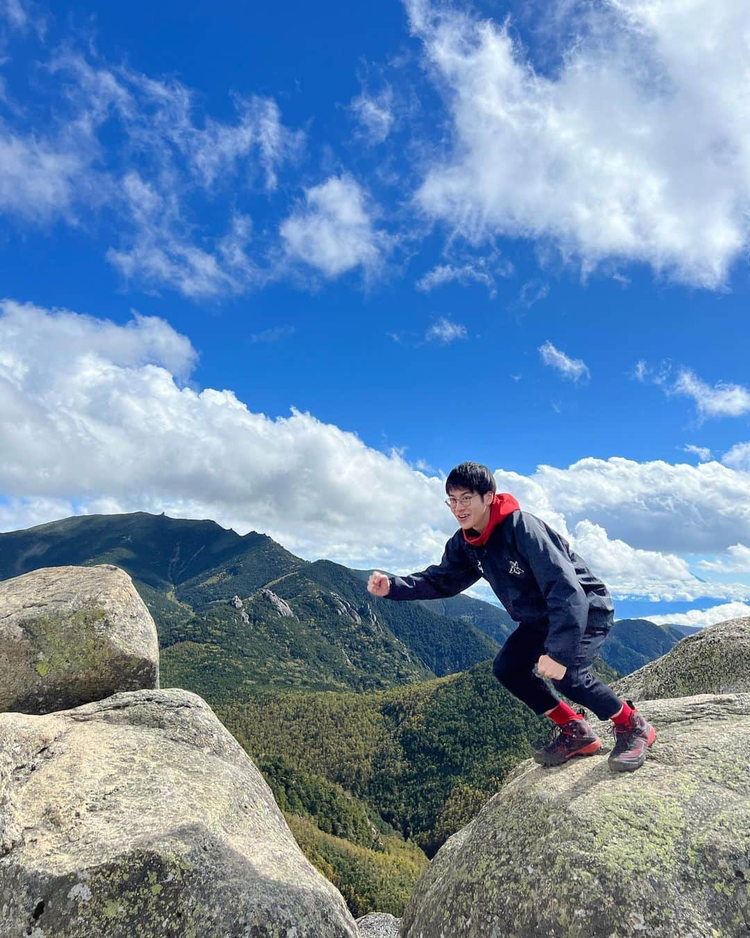 トマトクンのインスタグラム：「2230mジャンプ #登山瑞牆山#ビビってる#無加工」