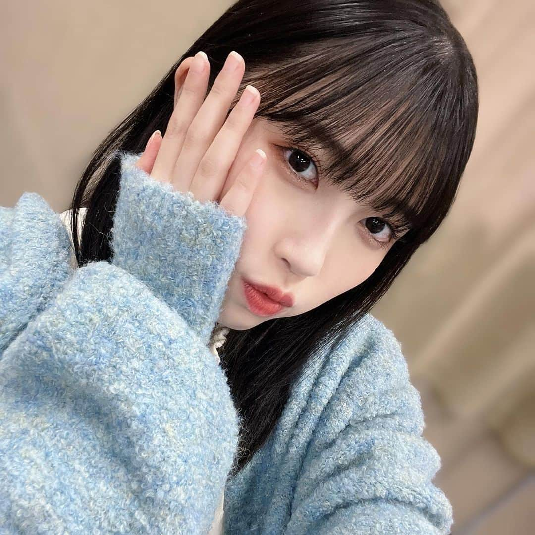 西田汐里さんのインスタグラム写真 - (西田汐里Instagram)「🧶  バースデーイベントの衣装で水色似合うねって褒められてから水色選ぶようになりました😏  このカーディガンかわいすぎて 寒くてもハッピー！  #beyooooonds #西田汐里」10月10日 21時46分 - shiori_nishida.official