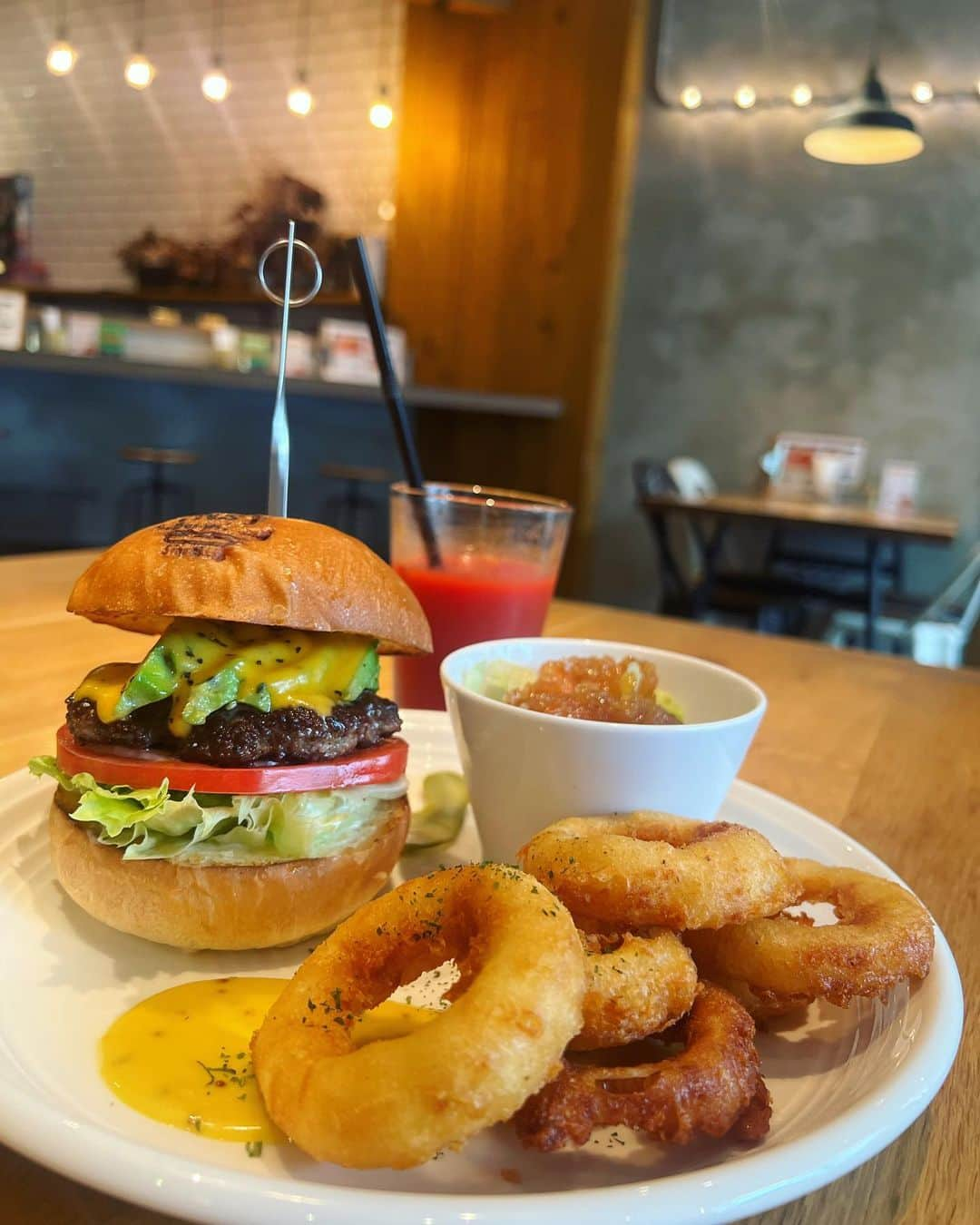 中村かなのインスタグラム：「🍔  池下駅すぐの【 The Burger Stand N’s 】 @the_burger_stand_ns_   つなぎを一切使用しない牛肉100%のパティ 毎日仕入れる新鮮な国産野菜 オリジナルバンズをほんのりトーストしたサクサクのバンズ こだわりのN'sのハンバーガー🍔♡  ランチタイムはなんと27種類のハンバーガーから選べるの🍔 ハンバーガーとオニオンリングの組み合わせ 最高だよね♡  📍 The Burger Stand N’s 愛知県名古屋市千種区池下1-4-20 The Burger Stand N’s  PR @the_burger_stand_ns_ #theburgerstandns #名古屋ハンバーガー #池下ランチ #池下ディナー #池下グルメ #池下駅 #ハンバーガー #名古屋ランチ #名古屋グルメ」