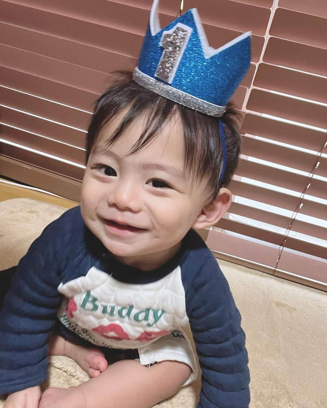 古澤恵のインスタグラム：「⭐️10月10日⭐️  次男1歳の誕生日🎂 エクボが可愛い男の子になりました👶  つい先日出産したばかりな感じなのにあっという間！ 記憶がほぼないくらいバッタバタな日々💦  でも貴重な赤ちゃん時期 まだまだ抱っこしたいしミルクチュパチュパしている姿見ていたい👩‍🍼💕  歩くのはまだまだな予感🦵 ゆっくりでいいよー  そして尊敬する中野真矢さんも本日誕生日🎂  更に「南魚沼市コシヒカリの日🌾」  お米食べてお祝いしましょ🍚  #うちの次男生誕祭 #末っ子次男 #３人姉兄弟 #南魚沼市コシヒカリの日」